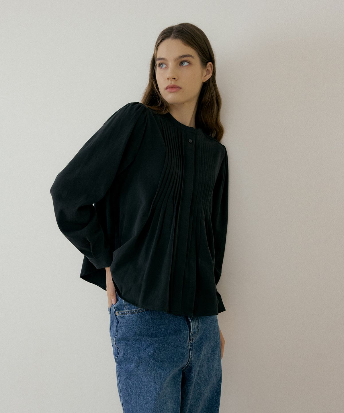더페니(THE PENNY) PINTUCK RUFFLE BLOUSE - Black