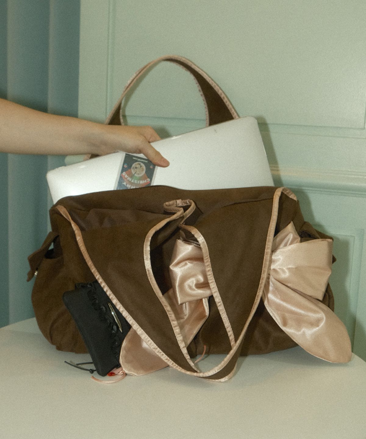 시월107(SIWL107) Bow Shoulder Bag (Suede Taupe)