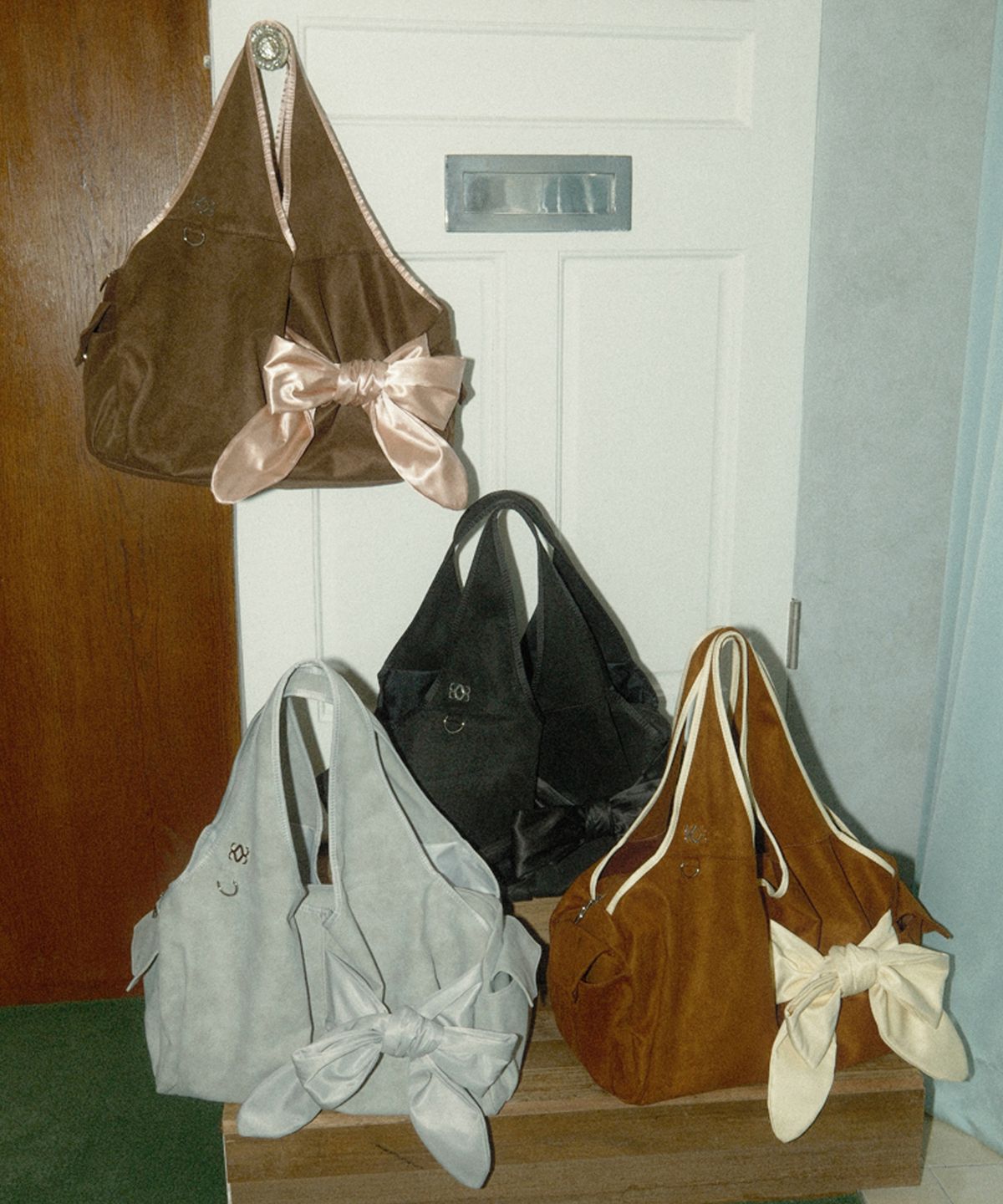 시월107(SIWL107) Bow Shoulder Bag (Suede Taupe)