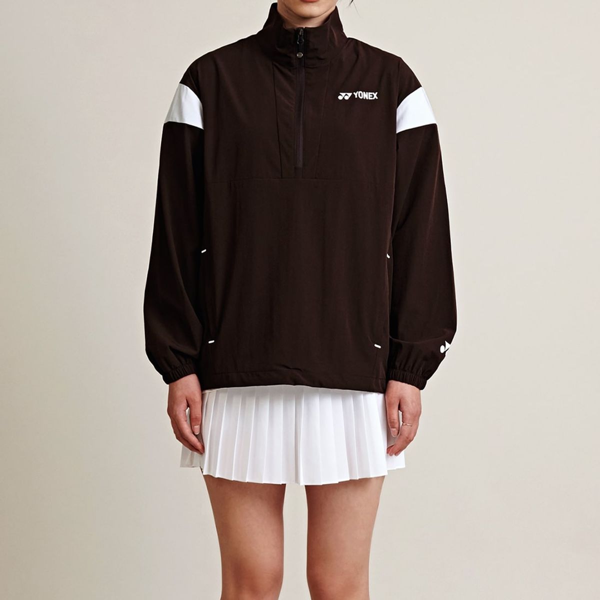 요넥스(YONEX) 245JJ004U 다크 브라운 공용 암홀 배색 하프집업 아노락 재킷