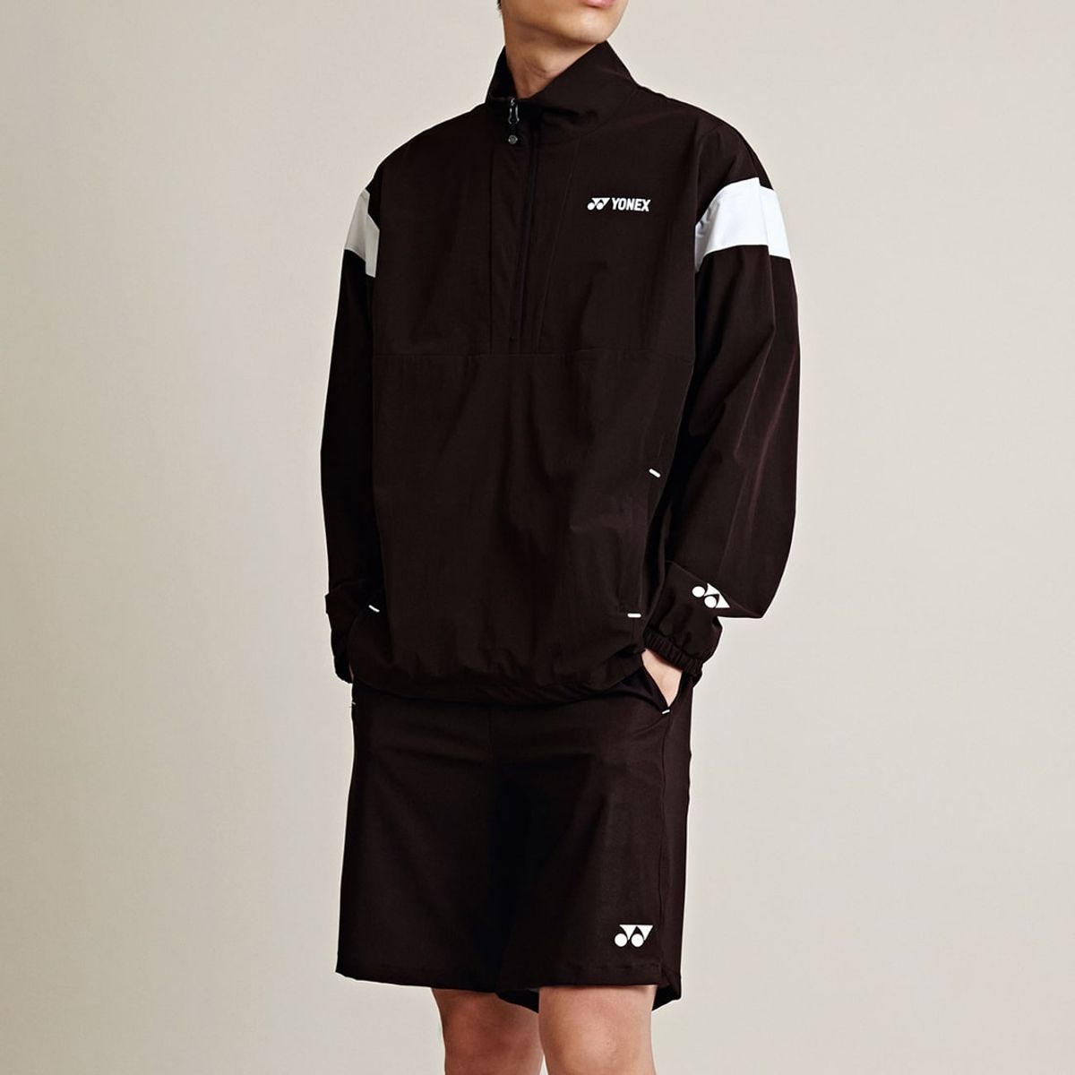 요넥스(YONEX) 245JJ004U 다크 브라운 공용 암홀 배색 하프집업 아노락 재킷
