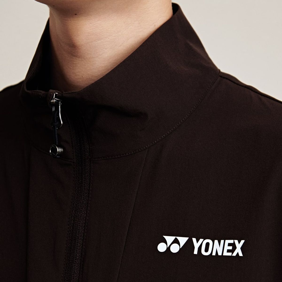 요넥스(YONEX) 245JJ004U 다크 브라운 공용 암홀 배색 하프집업 아노락 재킷