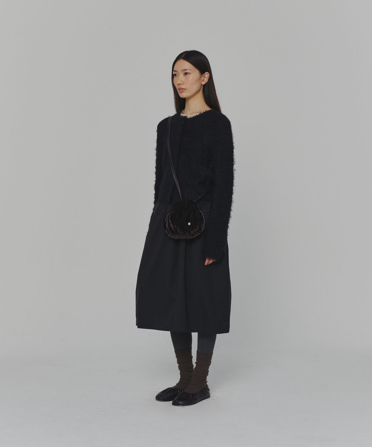 아모멘토(AMOMENTO) SHAGGY CROPPED CARDIGAN_BLACK