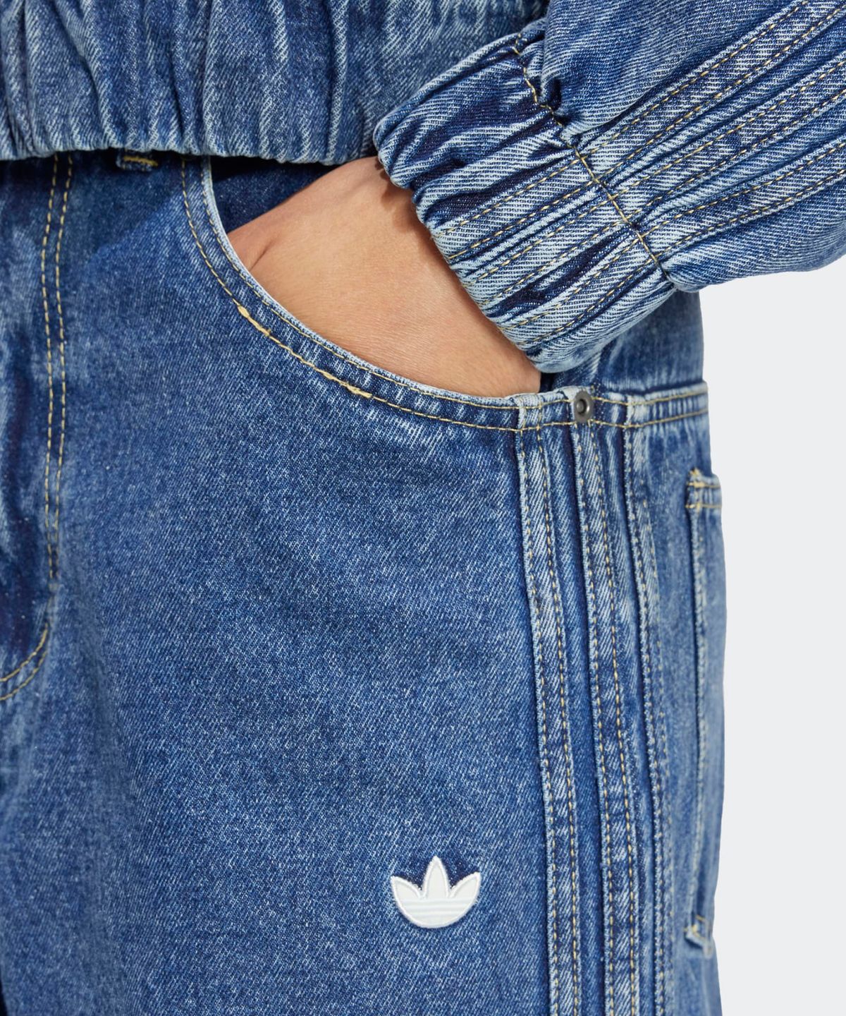 아디다스(ADIDAS) 프리미엄 에센셜 데님 벌룬 팬츠 - 데님 / IW5760