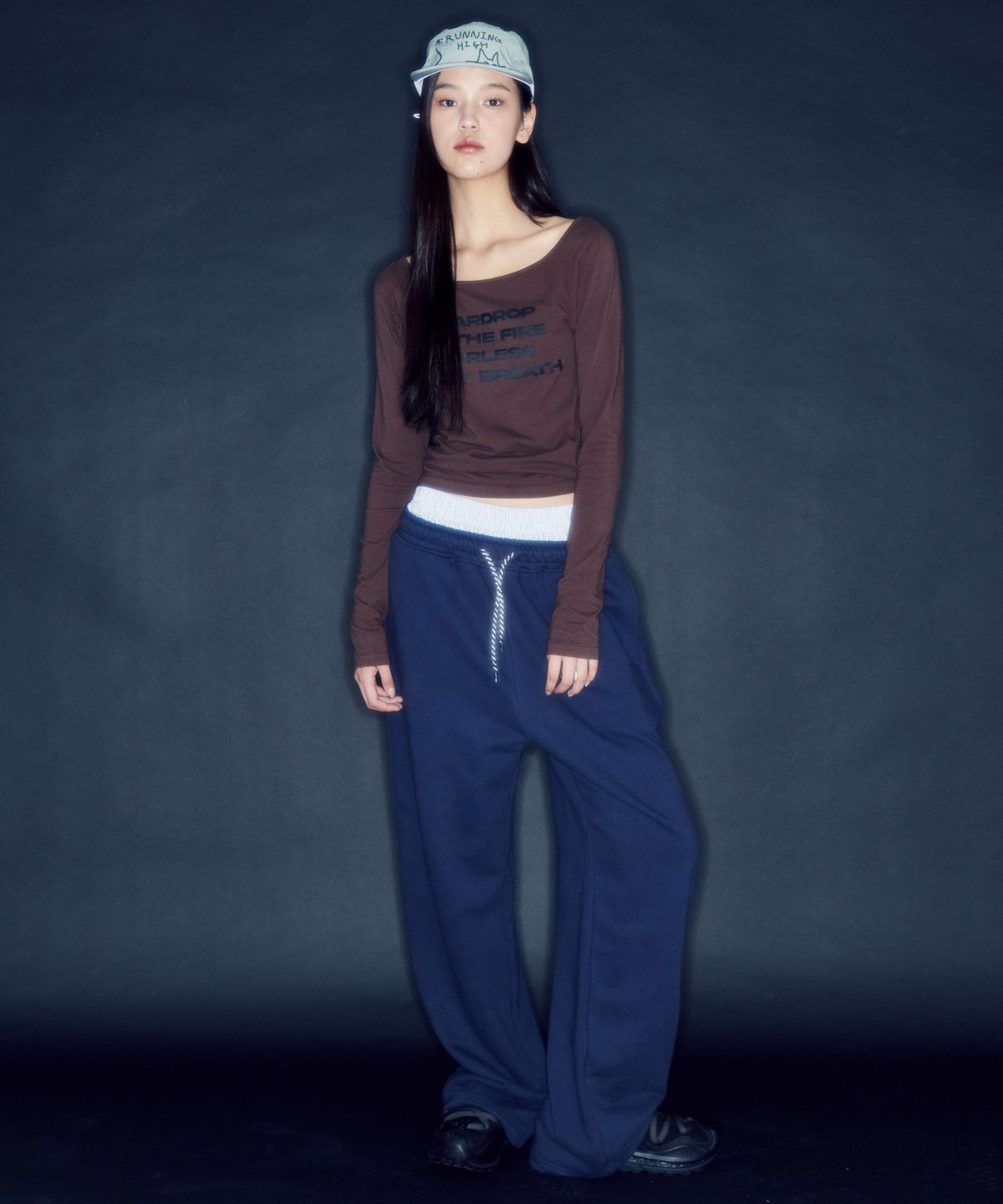러닝하이(RUNNINGHIGH) 레터링 슬림 L/S 티 [브라운]