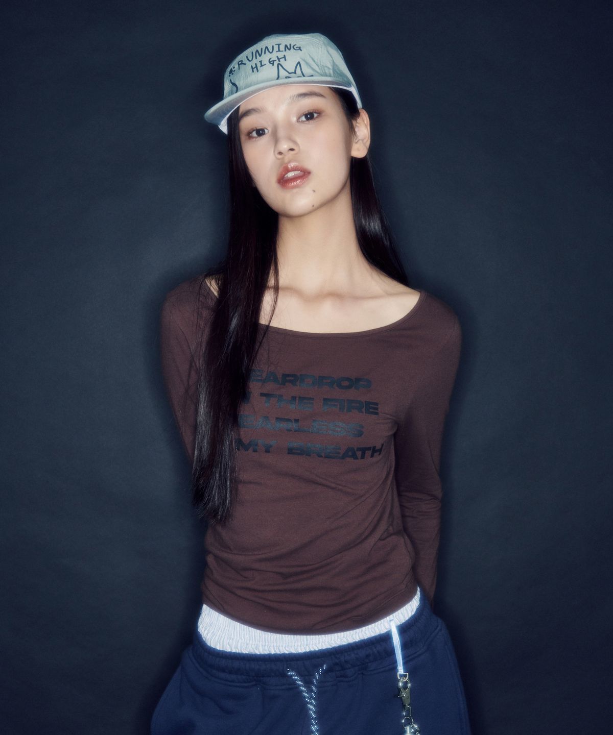러닝하이(RUNNINGHIGH) 레터링 슬림 L/S 티 [브라운]