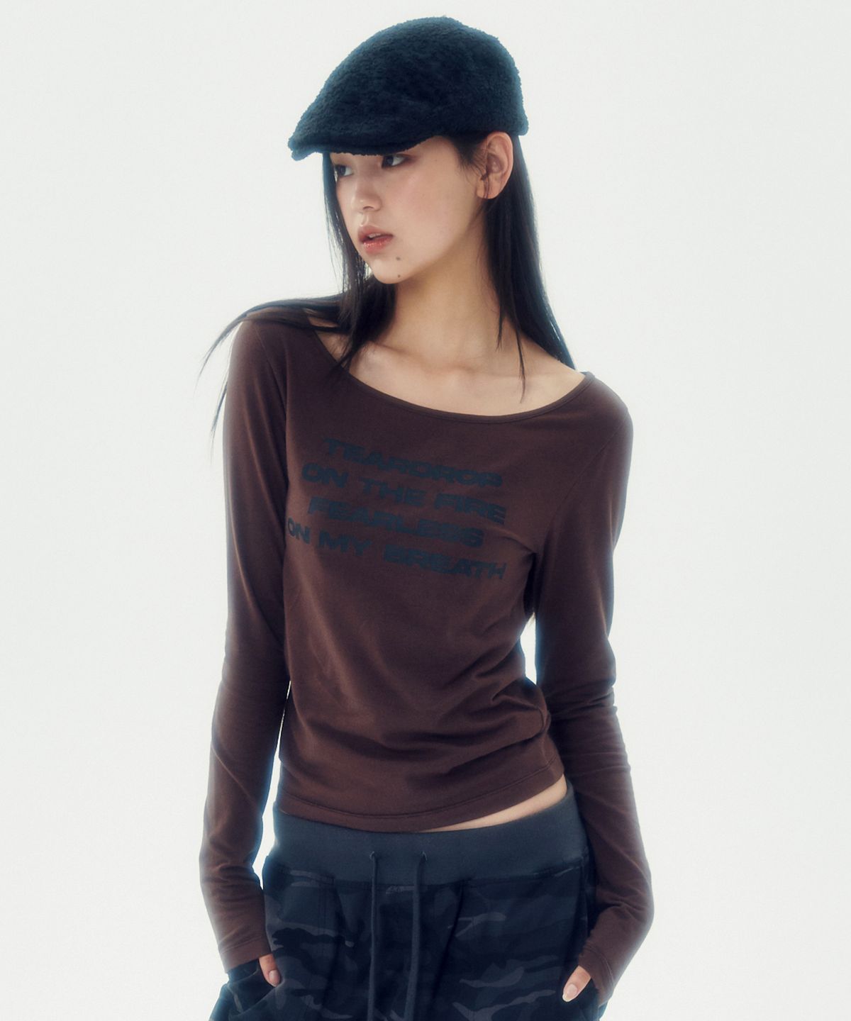 러닝하이(RUNNINGHIGH) 레터링 슬림 L/S 티 [브라운]