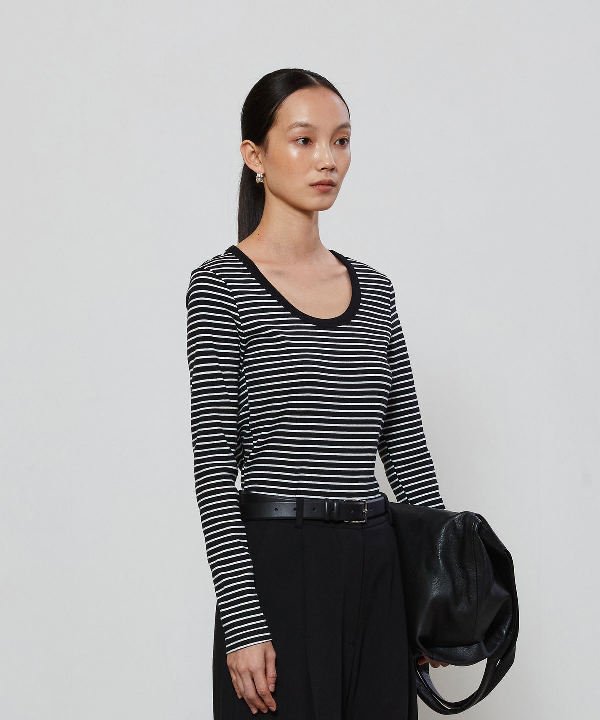 노티아(NOTIA) POINTED U NECK LINE T-SHIRT - BLACK STRIPE