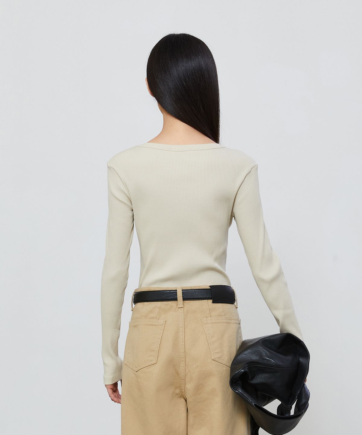 노티아(NOTIA) POINTED U NECK LINE T-SHIRT - LIGHT BEIGE