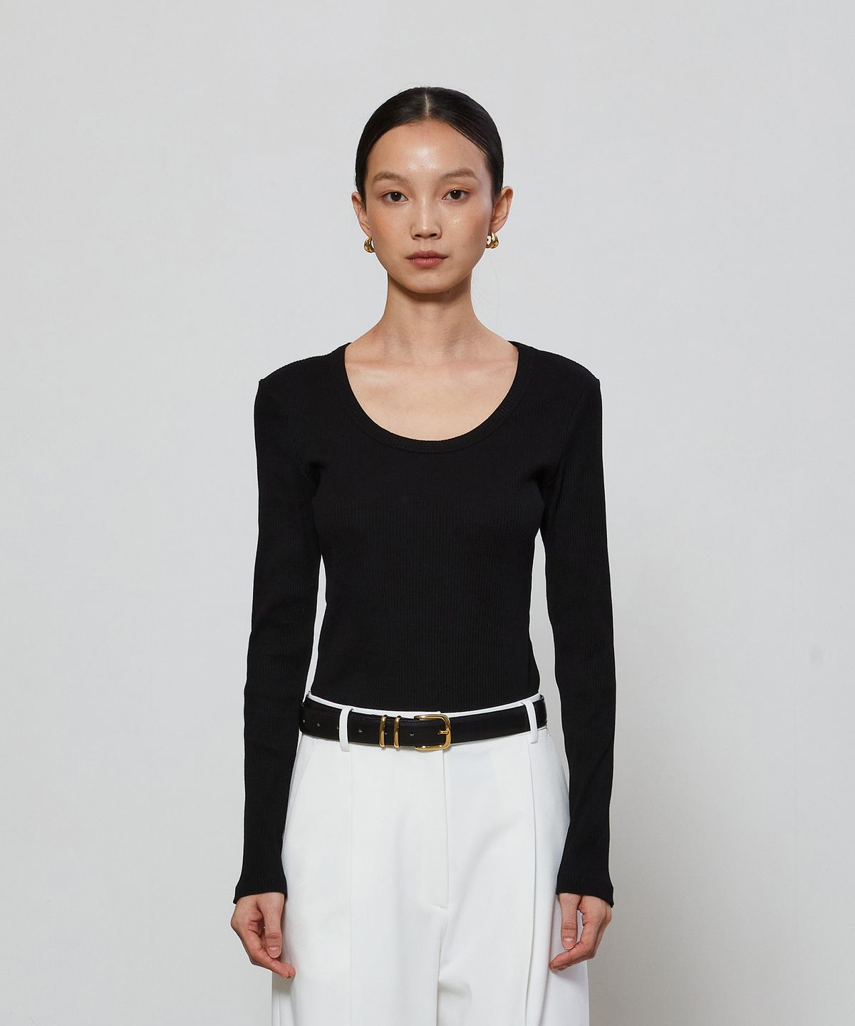 노티아(NOTIA) POINTED U NECK LINE T-SHIRT - BLACK