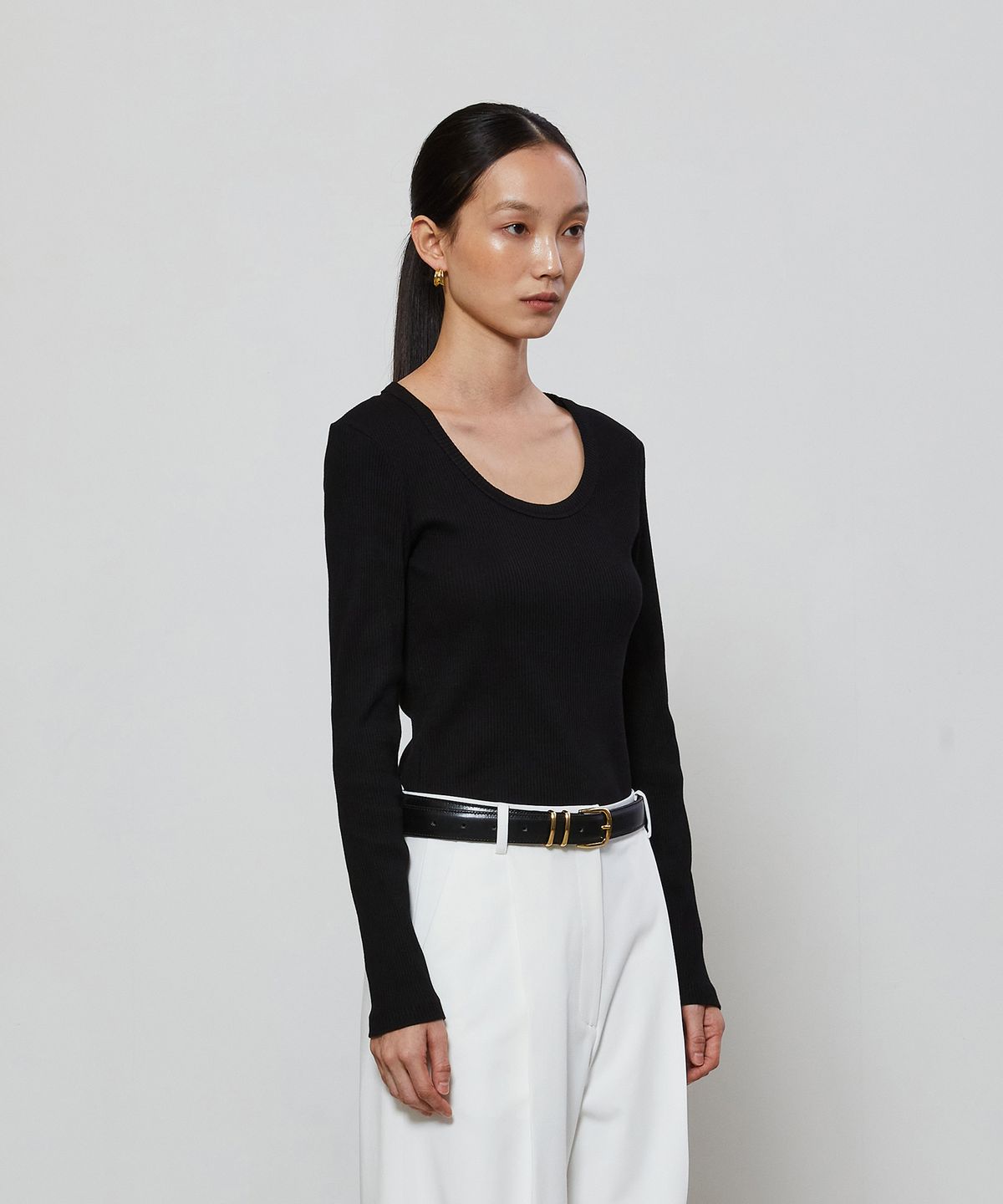 노티아(NOTIA) POINTED U NECK LINE T-SHIRT - BLACK