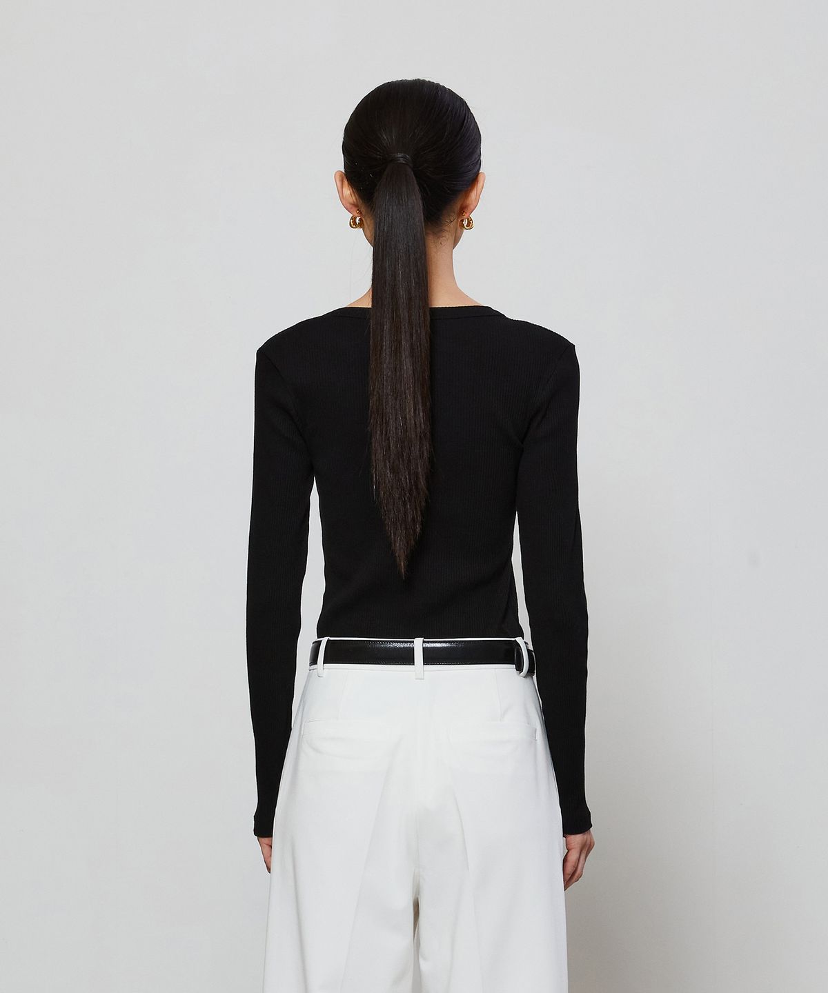 노티아(NOTIA) POINTED U NECK LINE T-SHIRT - BLACK