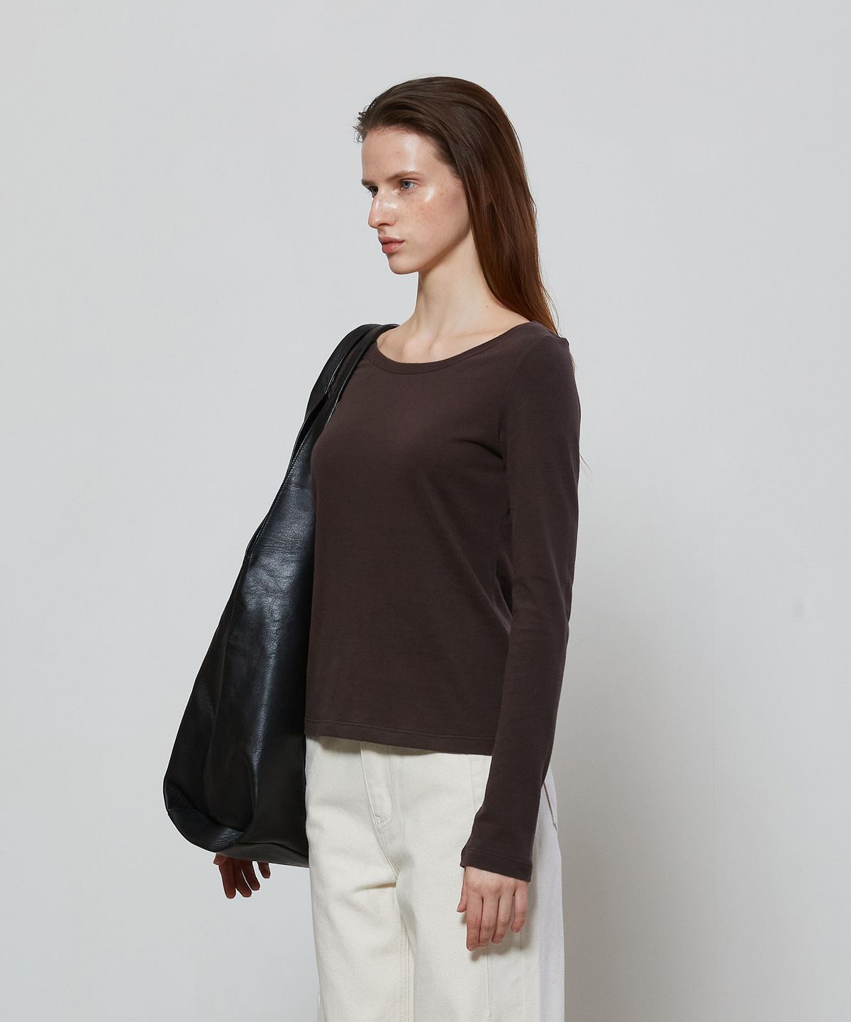노티아(NOTIA) SOFT WIDE NECK T-SHIRTS - BROWN