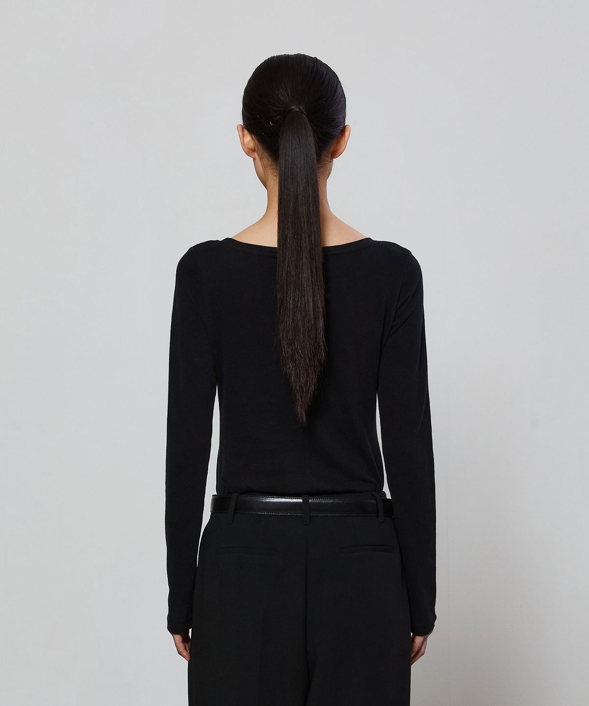 노티아(NOTIA) SOFT WIDE NECK T-SHIRTS - BLACK
