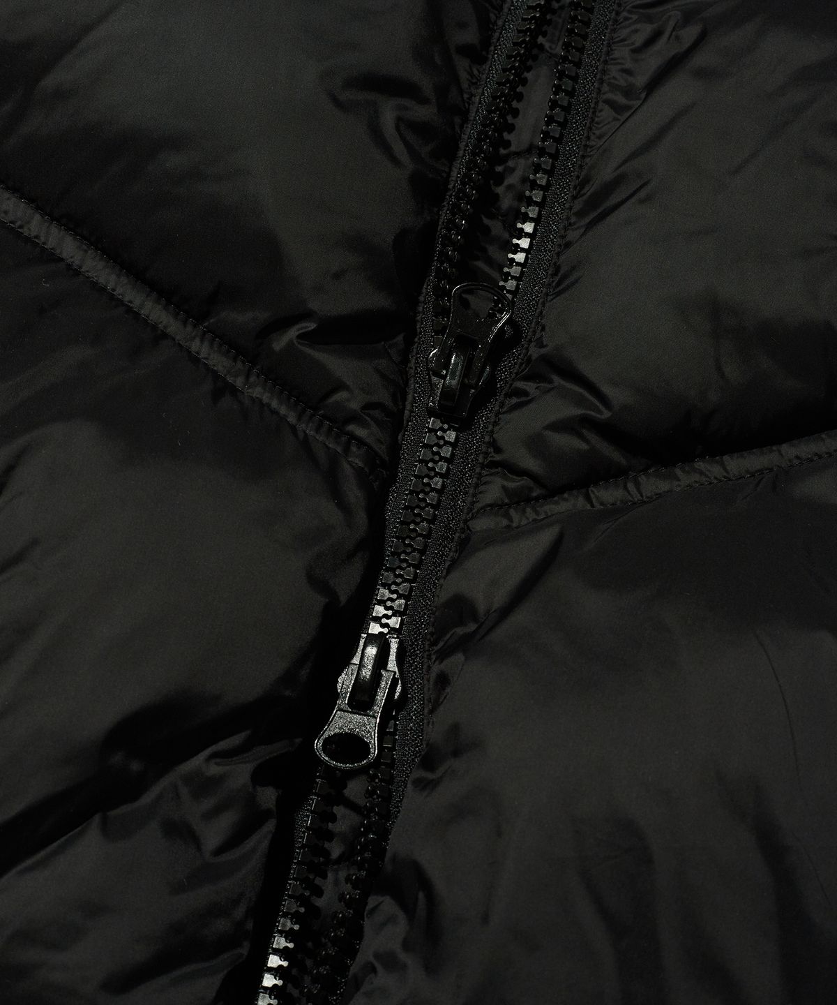 스웨이드(SUADE) HOODED PUFFER JACKET [BLACK]