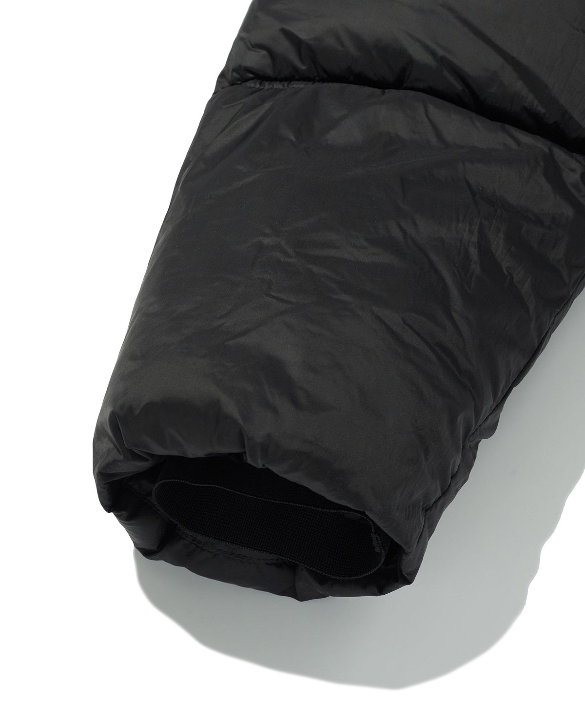 스웨이드(SUADE) HOODED PUFFER JACKET [BLACK]