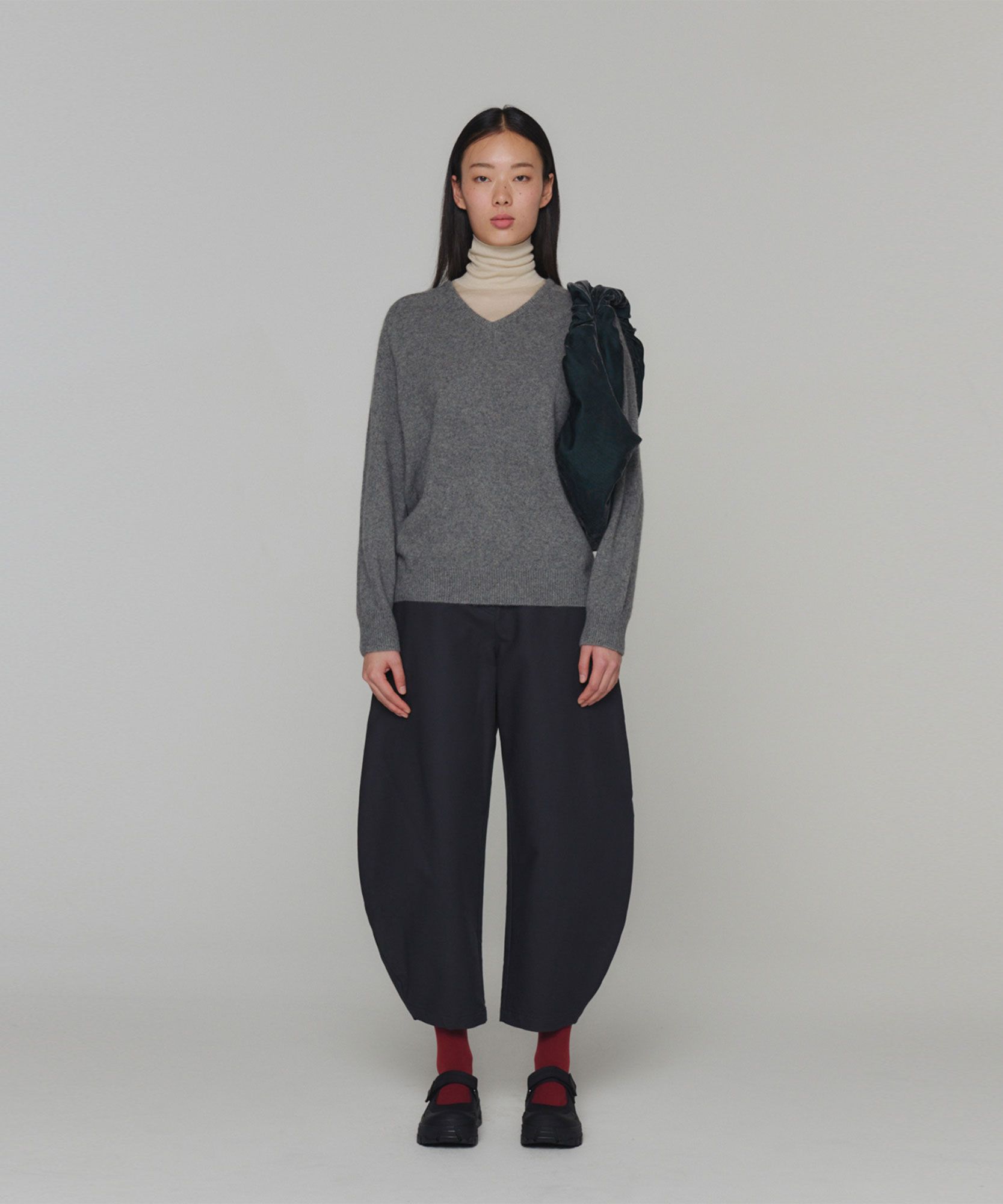 MUSINSA公式 | AMOMENTO RACOON V-NECK KNIT (2COLORS)