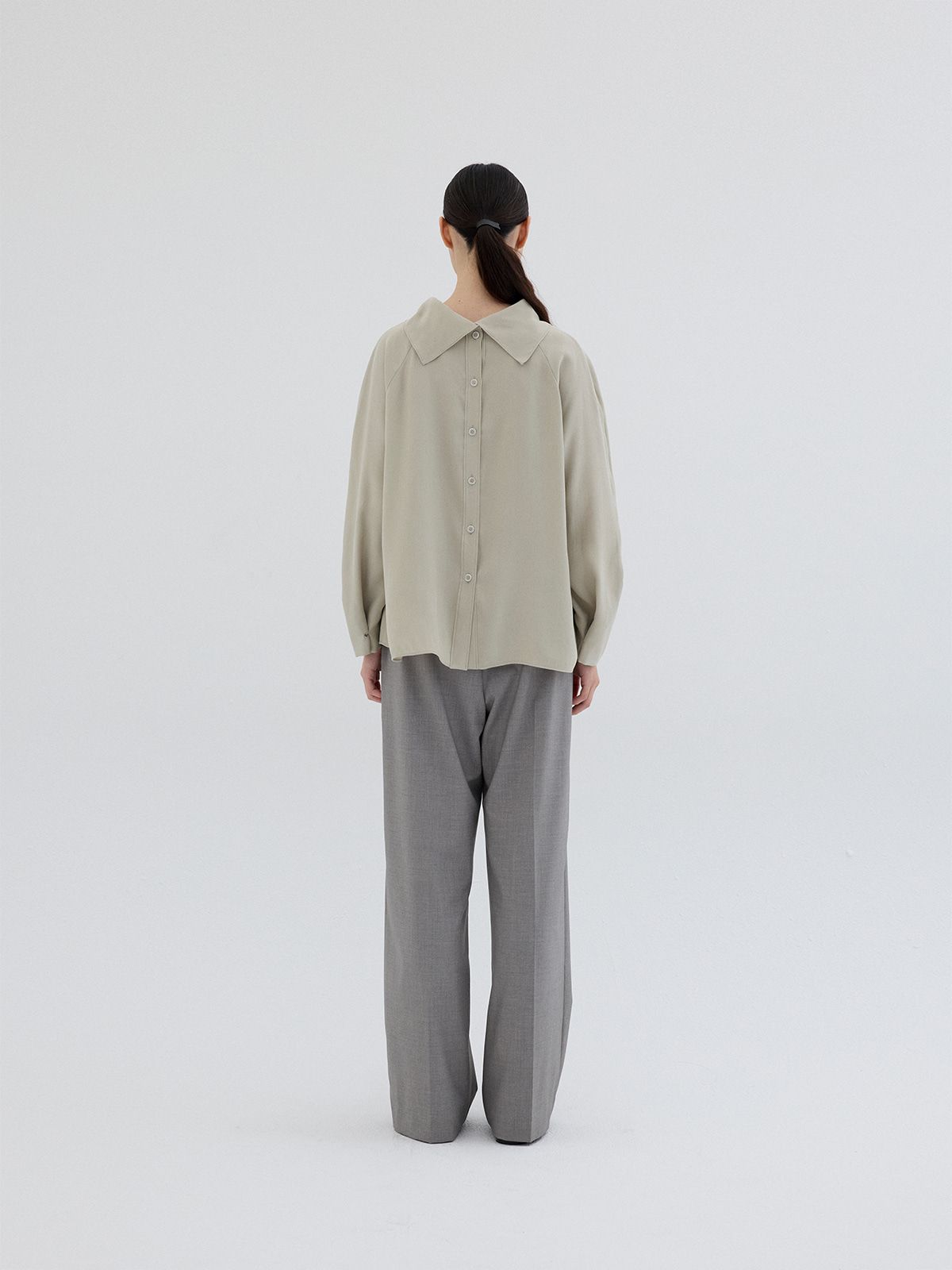 리플레인(REPLAIN) BACK BUTTON BLOUSE
