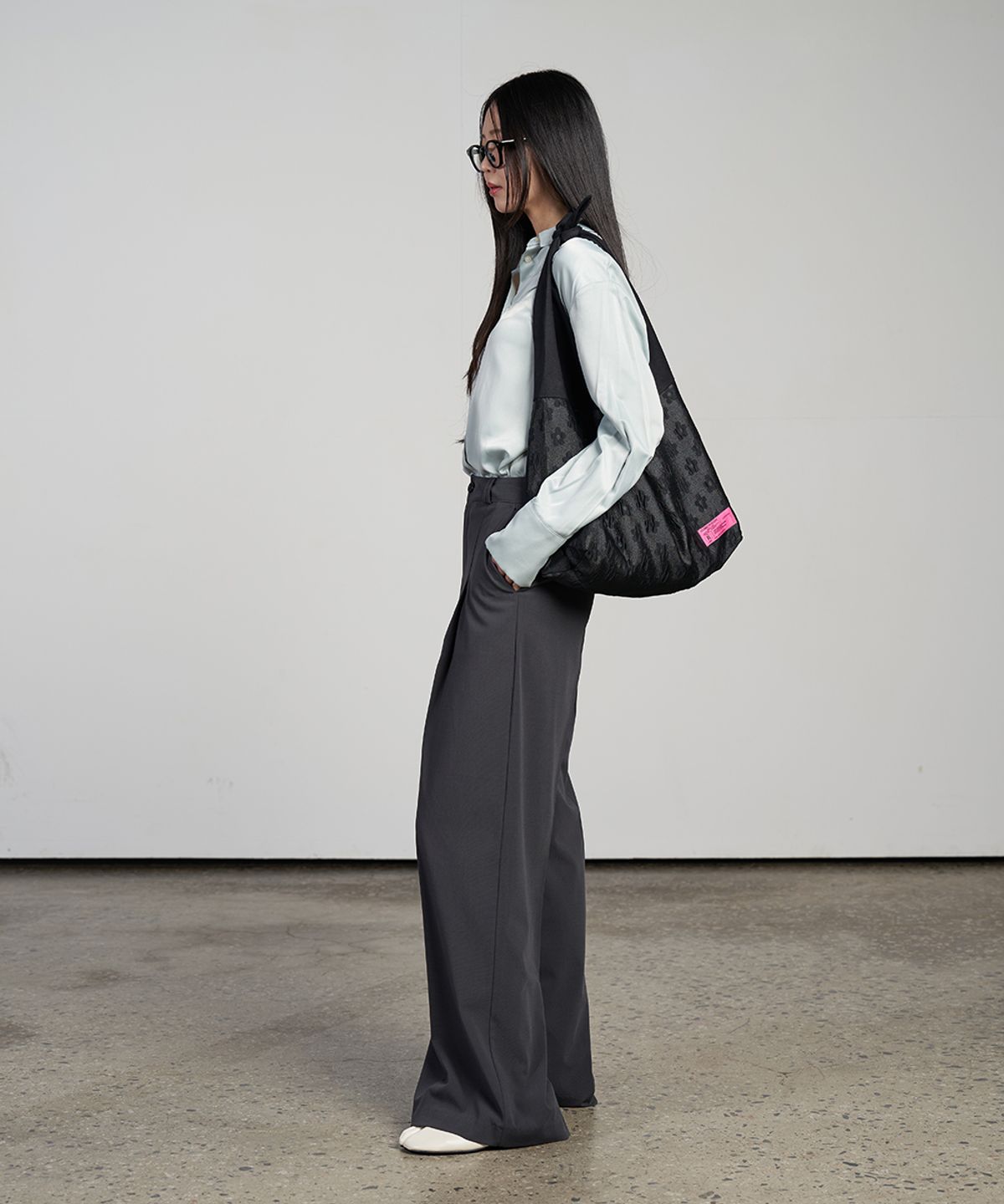 320쇼룸(320SHOWROOM) Essential wide slacks Charcoal