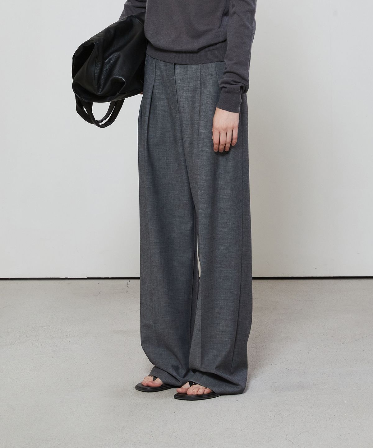 노티아(NOTIA) ESSENTIAL WIDE FIT TWO TUCK SLACKS - CHARCOAL