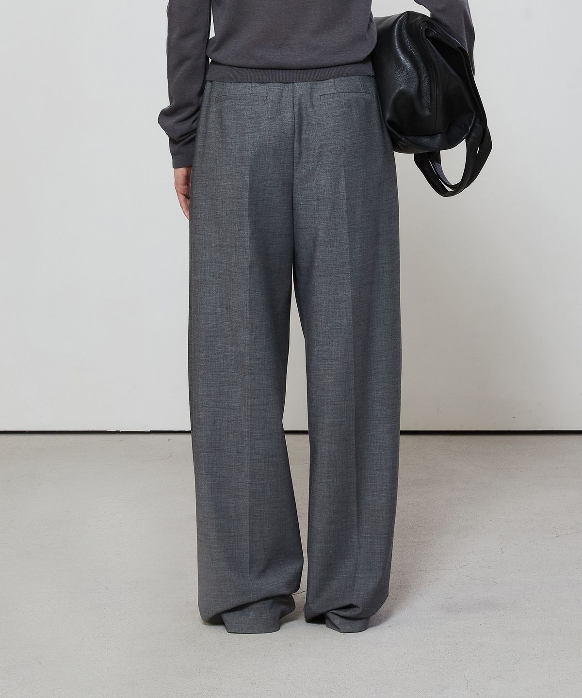 노티아(NOTIA) ESSENTIAL WIDE FIT TWO TUCK SLACKS - CHARCOAL