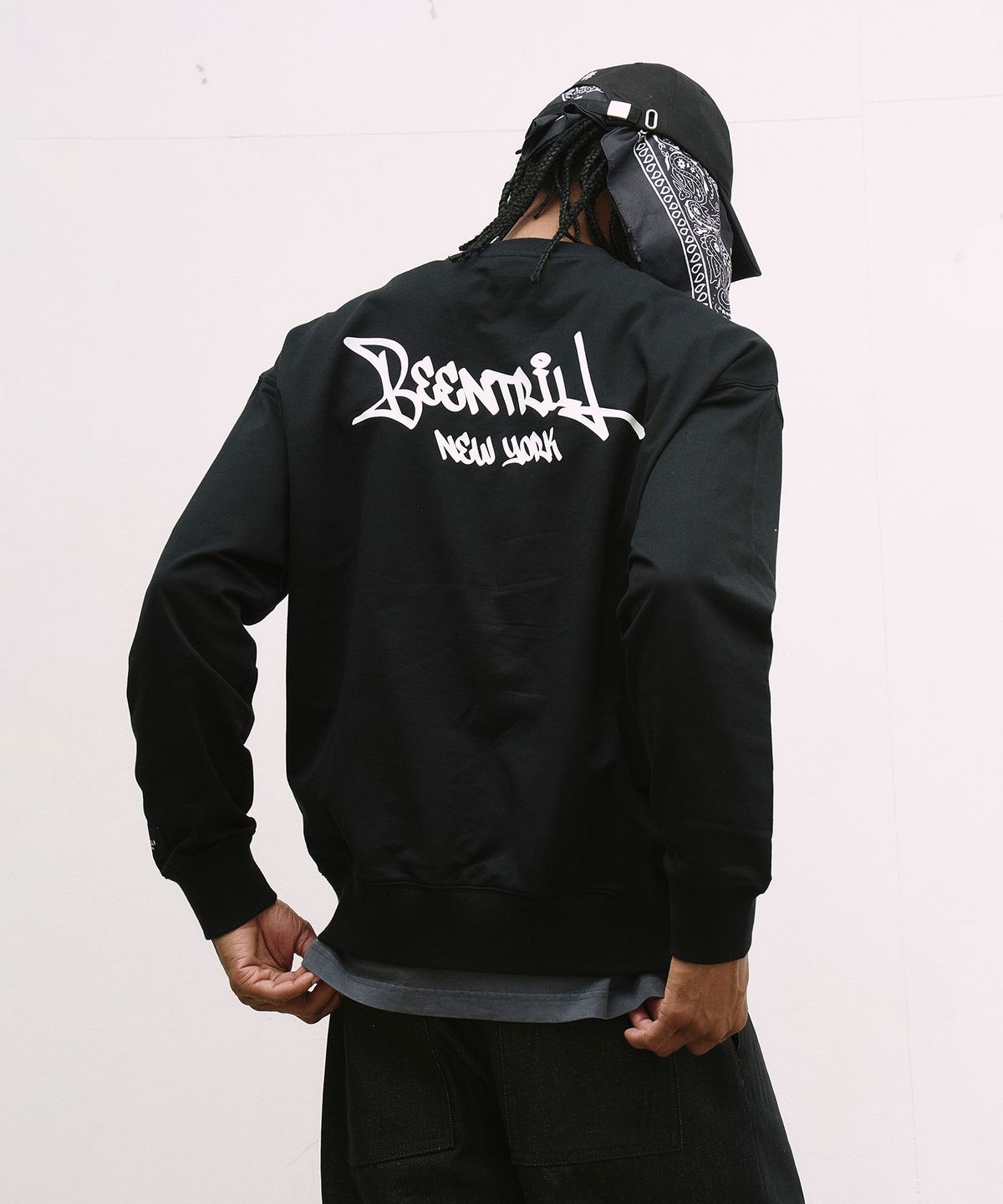 빈트릴(BEENTRILL) 스크립트 맨투맨(블랙)