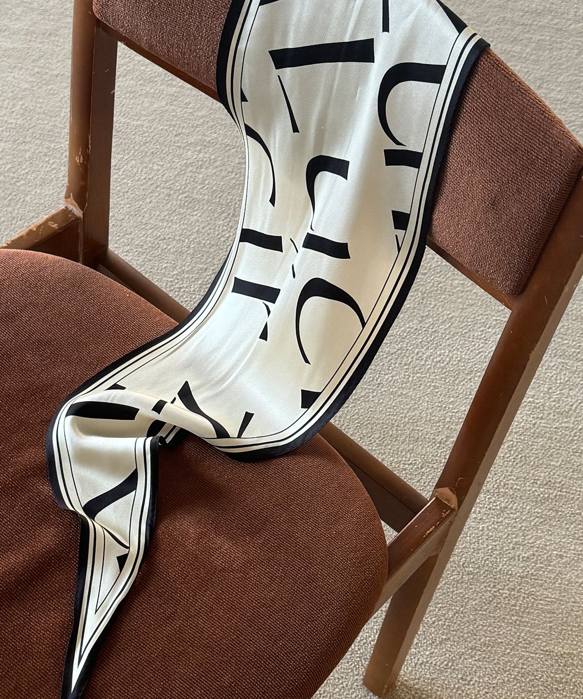 루시르주(LUCIR ZU) Lucir zu Silk Diamond Scarf (ivory)