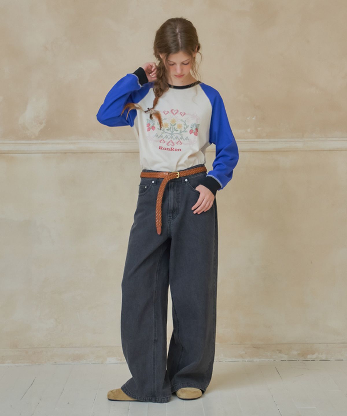 론론(RONRON) CROSS STITCH RASPBERRY RAGLAN LONG SLEEVE CREAM BLUE