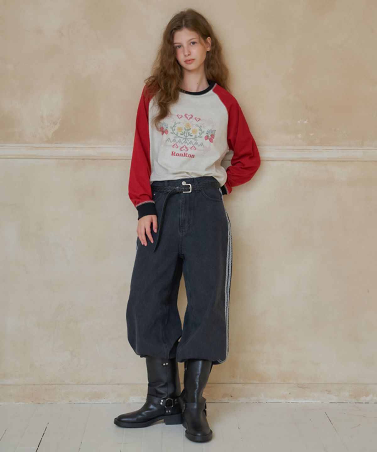 론론(RONRON) CROSS STITCH RASPBERRY RAGLAN LONG SLEEVE OATMEAL RED