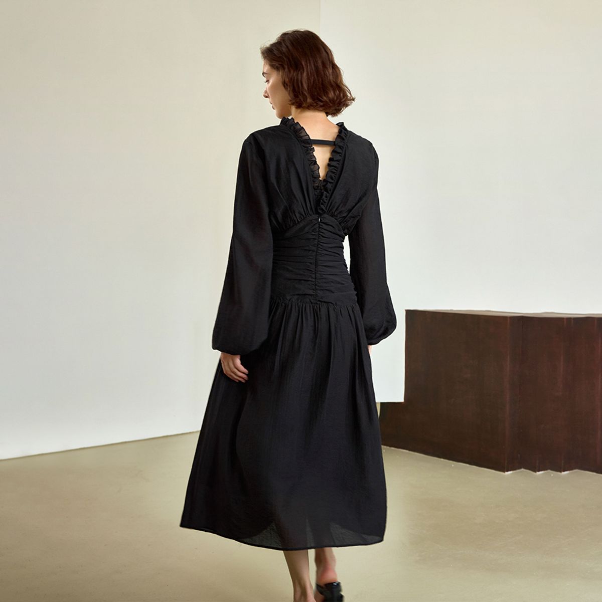 와이와이아이엠(YYIAM) YY_V-neck cinched waist black dress