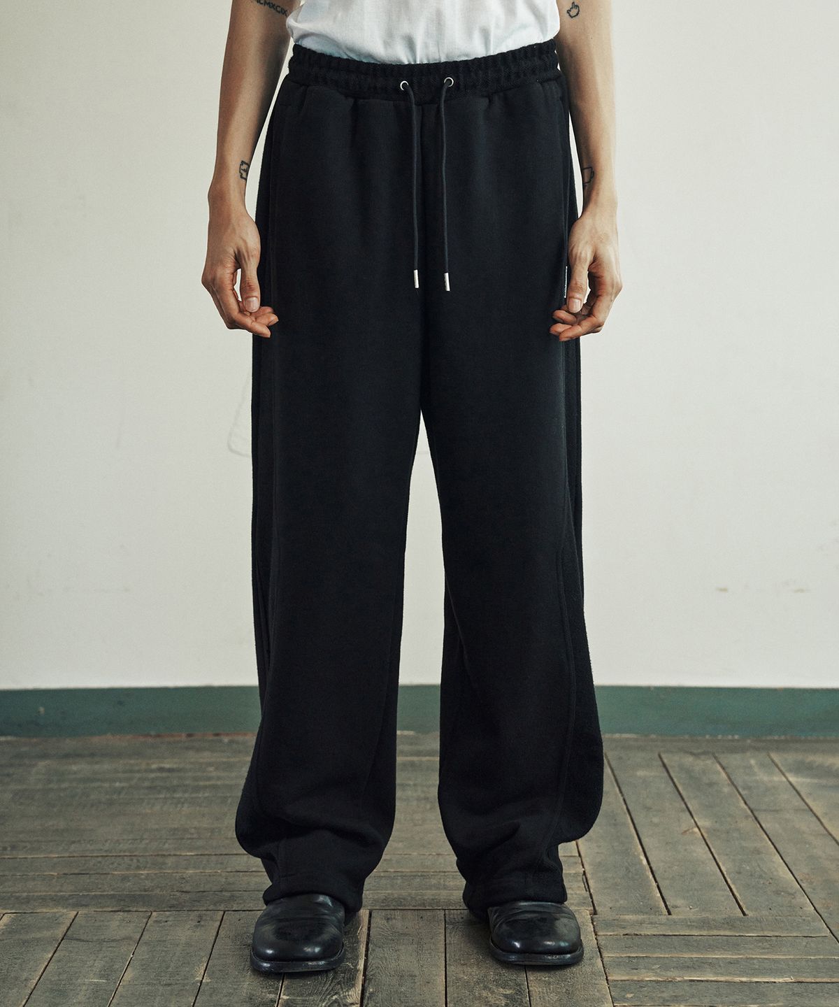 더바이닐하우스(THEVINYLHOUSE) CUT-OFF SWEATPANTS BLACK