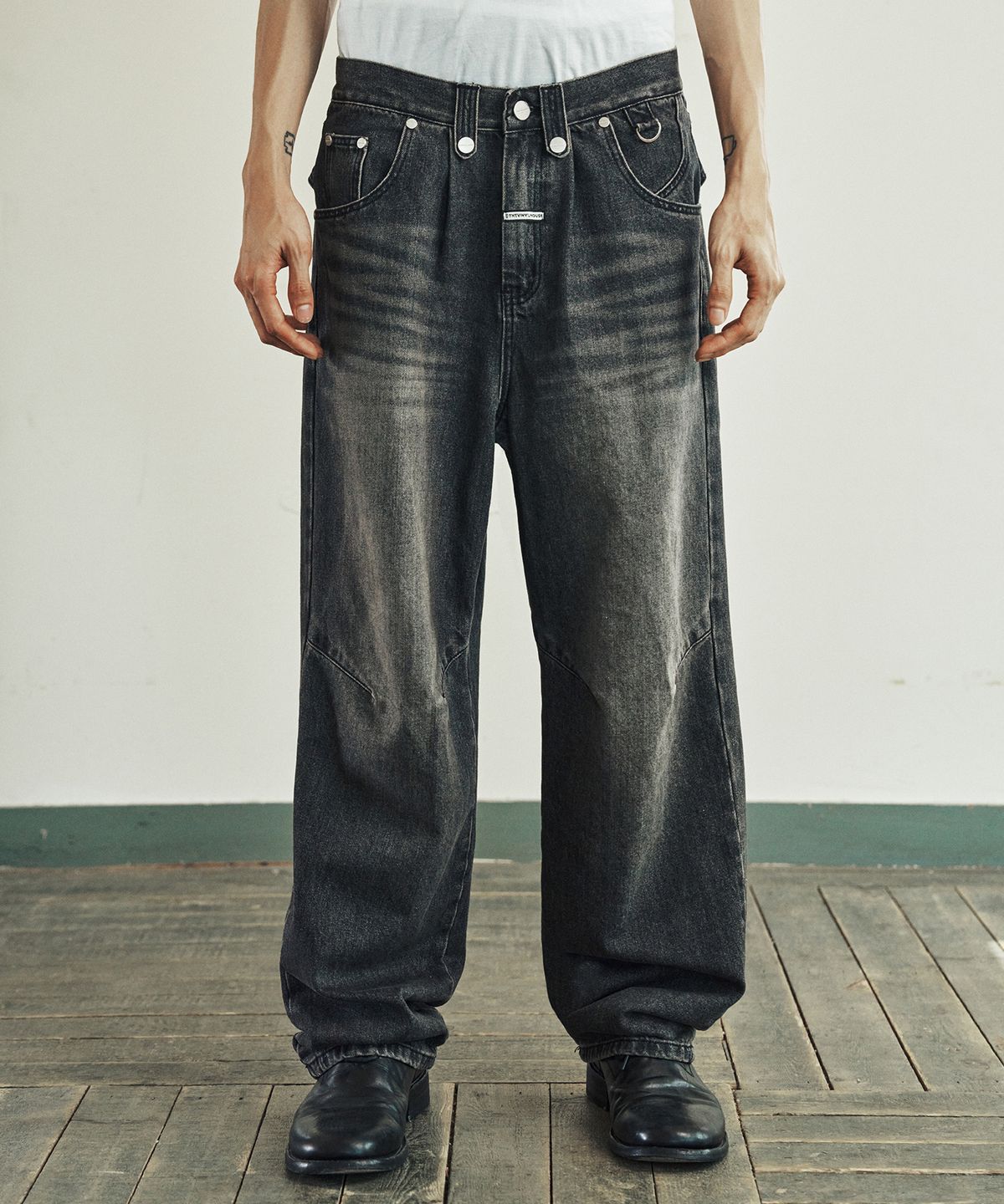 더바이닐하우스(THEVINYLHOUSE) CURVED DENIM PANTS BLACK