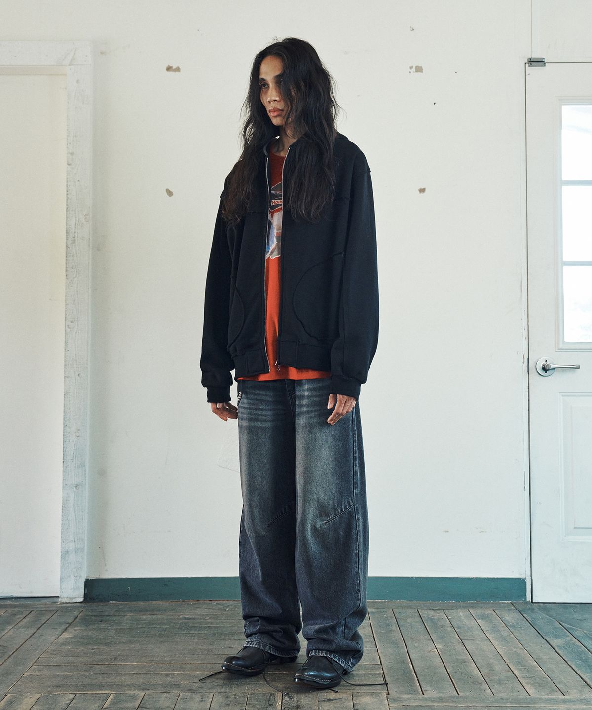 더바이닐하우스(THEVINYLHOUSE) CURVED DENIM PANTS BLACK