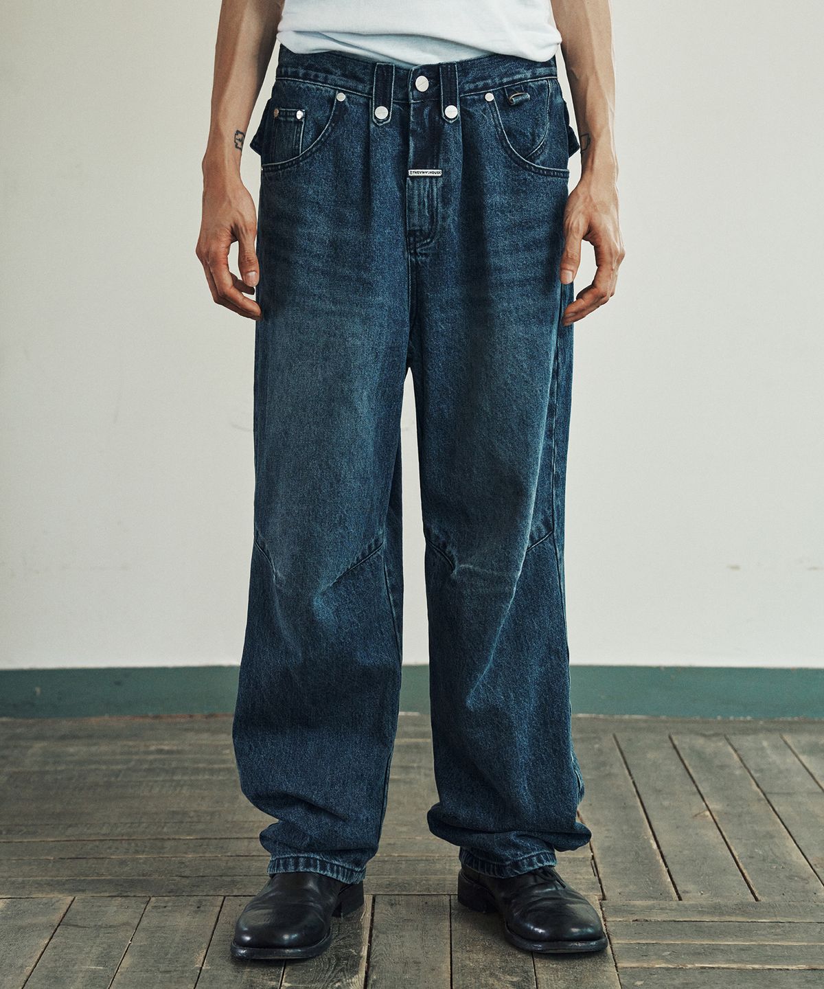 더바이닐하우스(THEVINYLHOUSE) CURVED DENIM PANTS BLUE