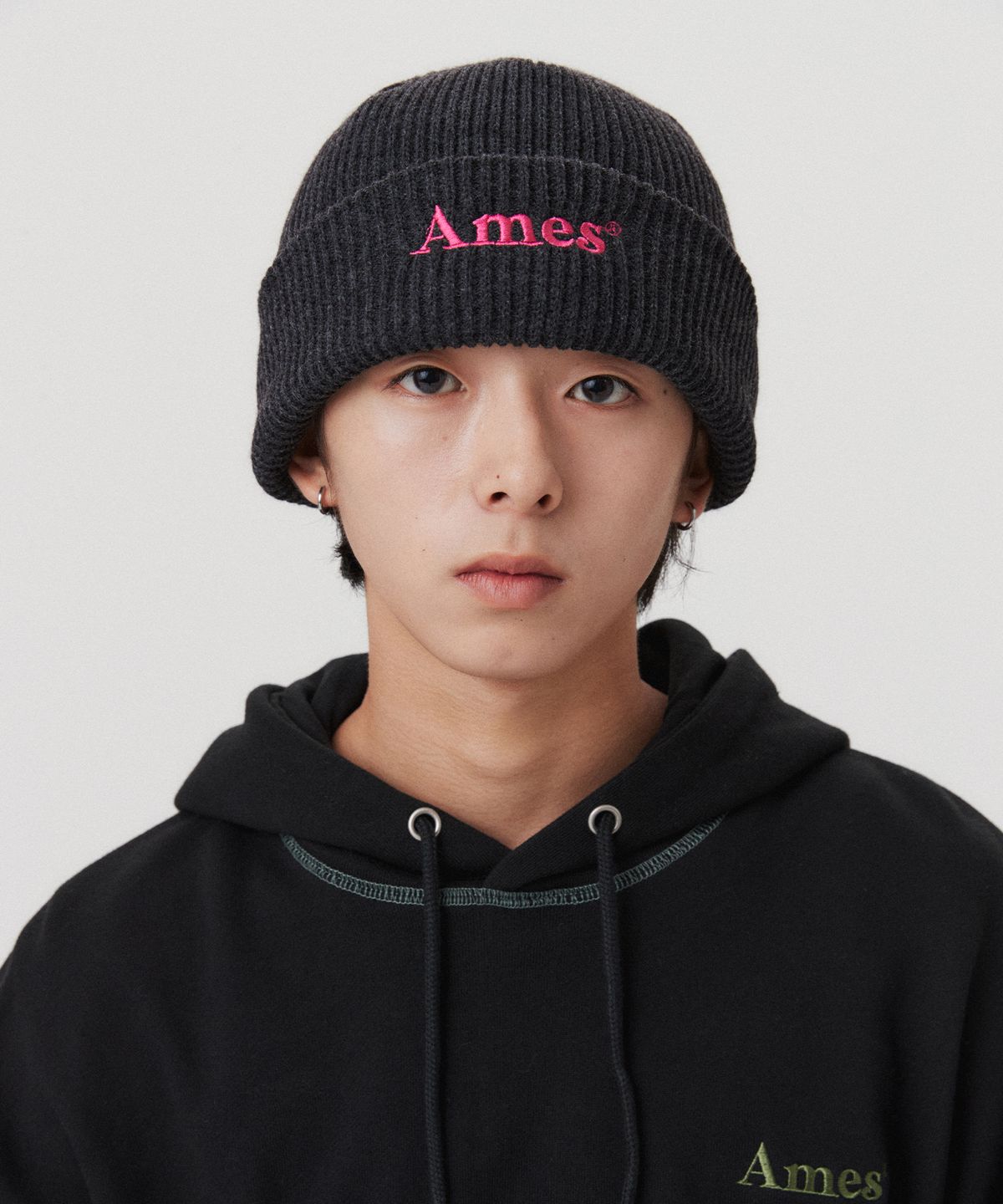 아메스 월드와이드(AMES-WORLDWIDE) BASIC LOGO BEANIE CHARCOAL