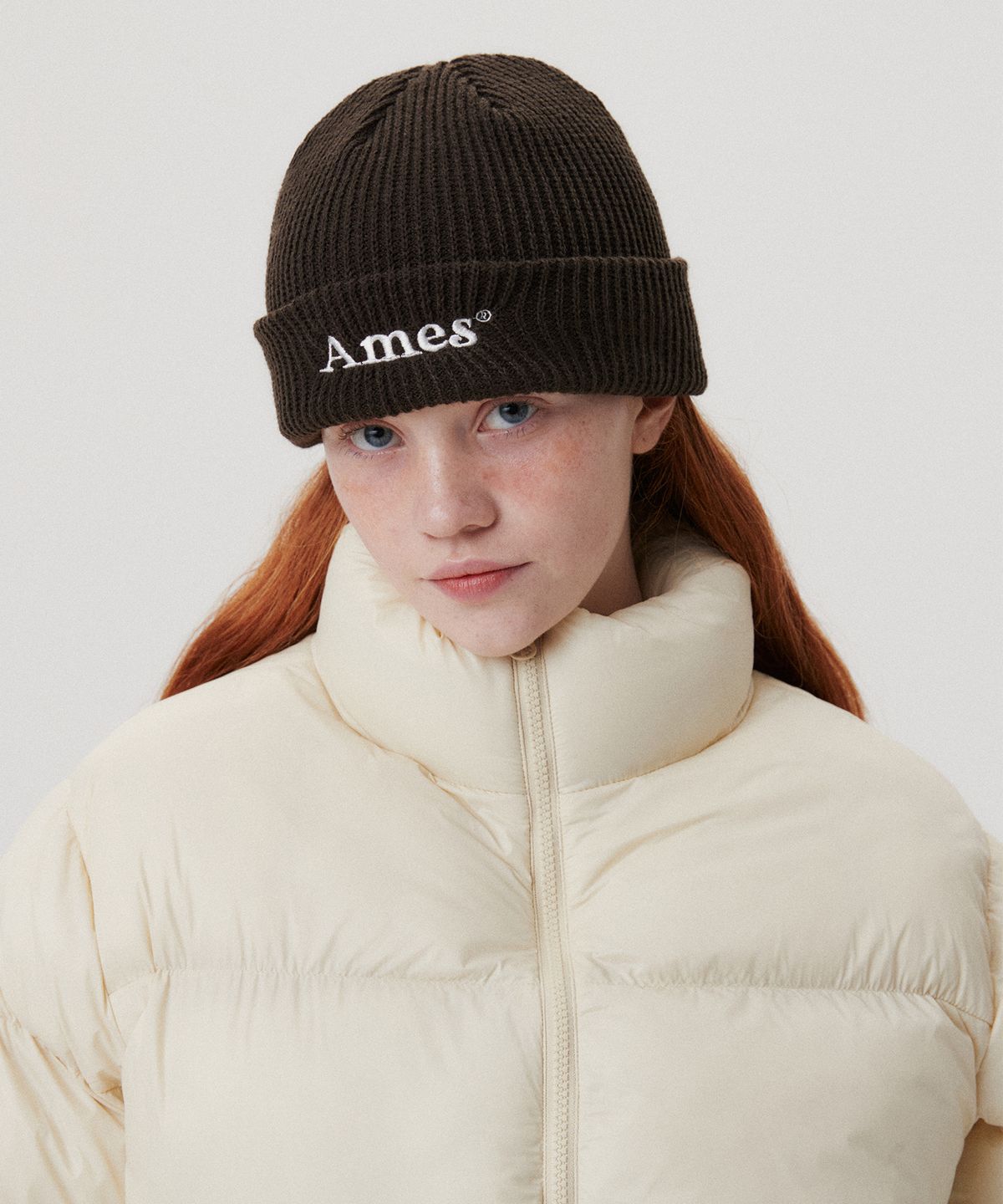 아메스 월드와이드(AMES-WORLDWIDE) BASIC LOGO BEANIE BROWN