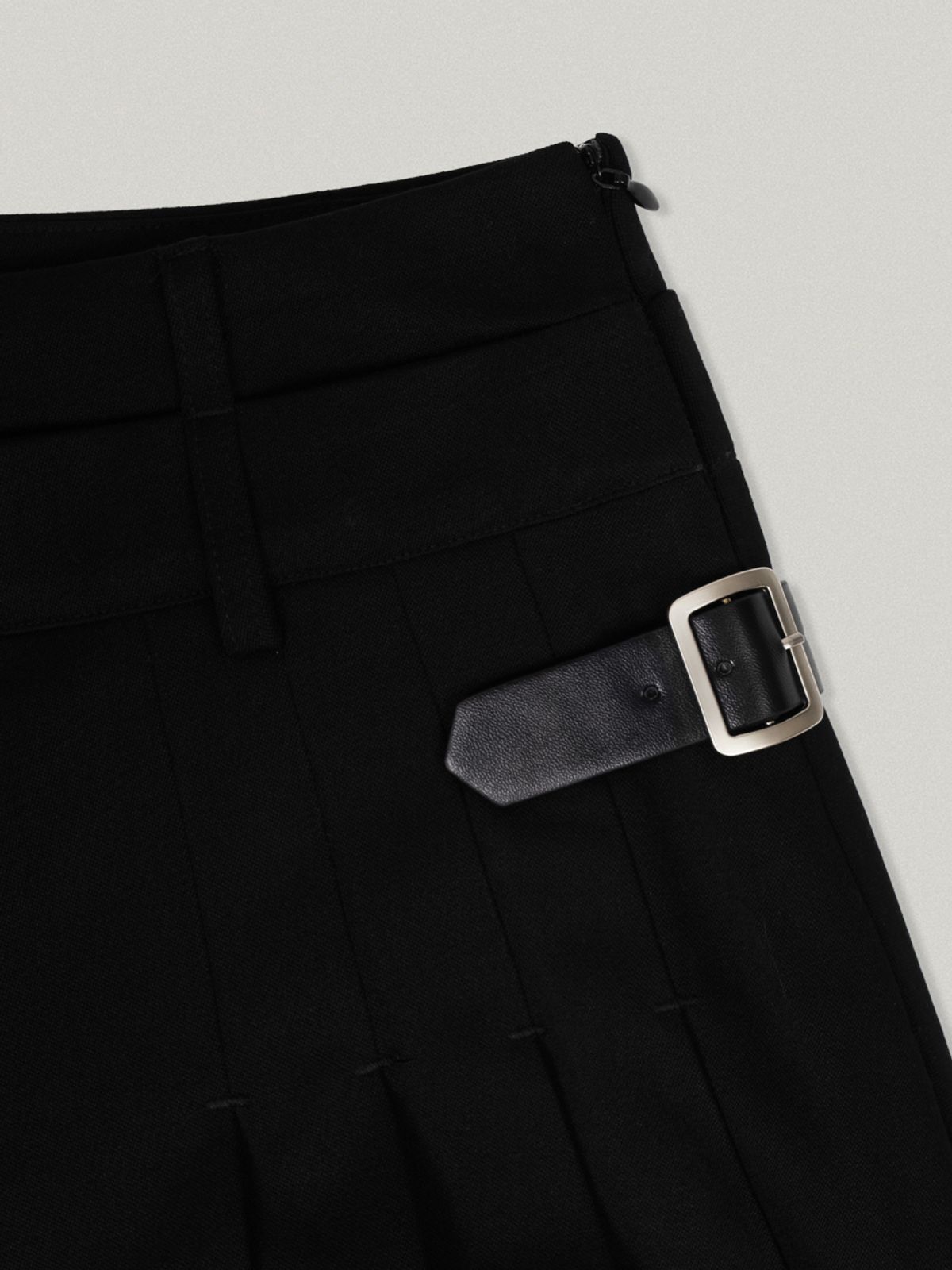 폴뉴아(FOLNUA) AGRAFE PLEATS SKIRT (BLACK)