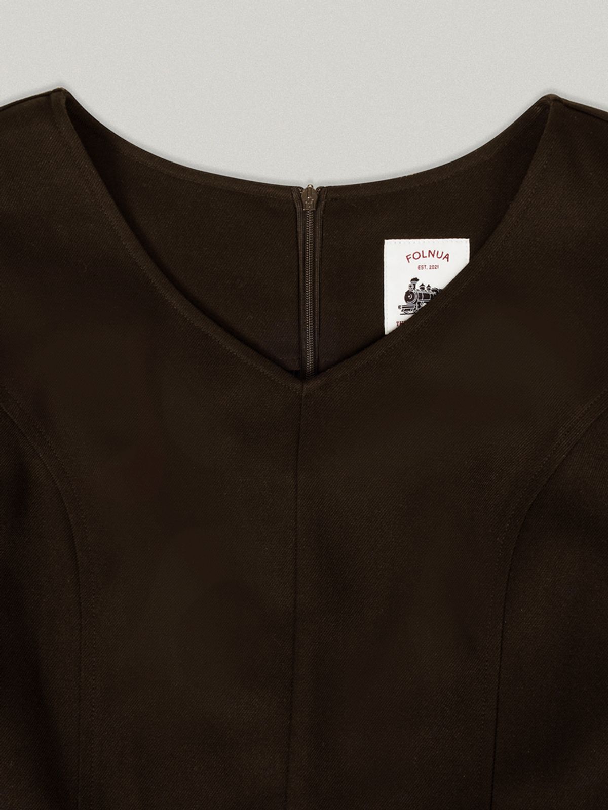 폴뉴아(FOLNUA) AGRAFE PLEATS LONG DRESS (BROWN)