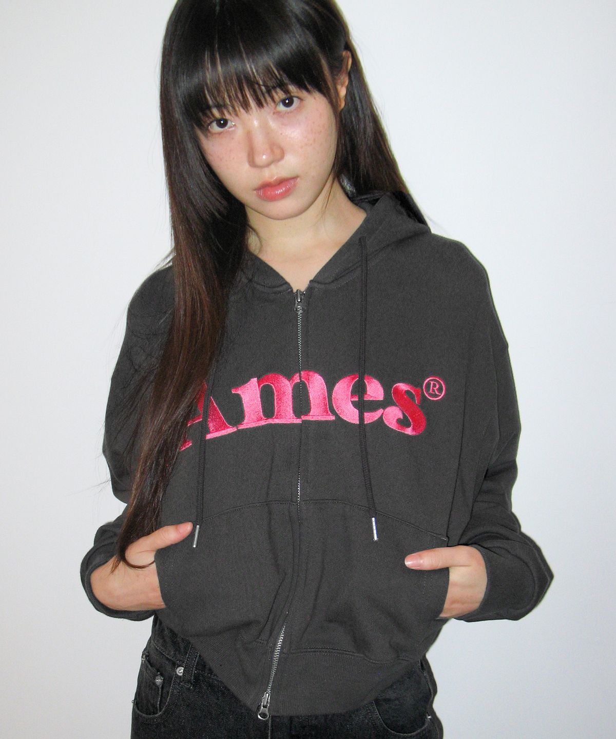 아메스 월드와이드(AMES-WORLDWIDE) BASIC LOGO HOODIE ZIP UP CHARCOAL