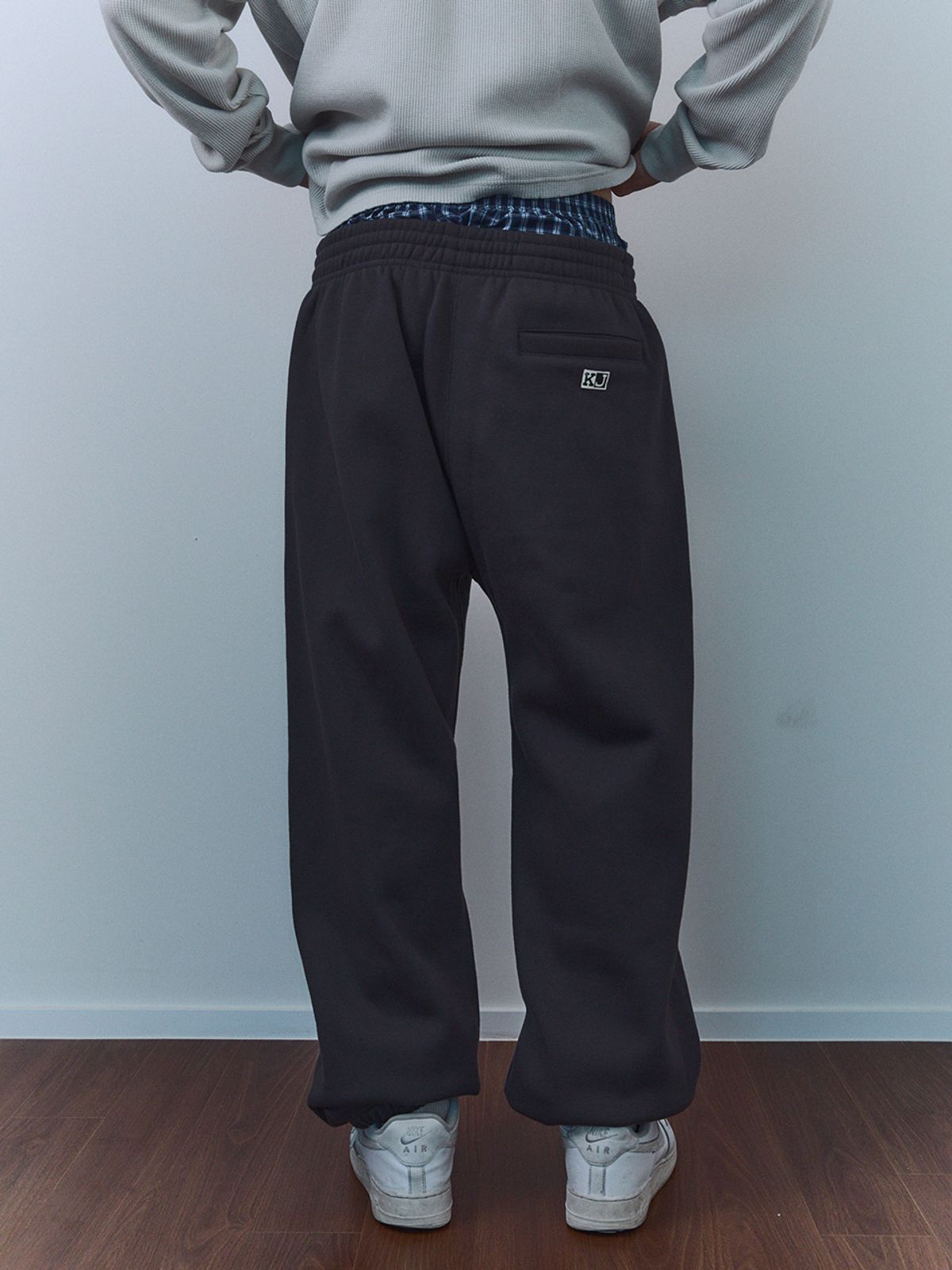 기준 맨(KIJUN MEN) Crest Jogger Pants Charcoal