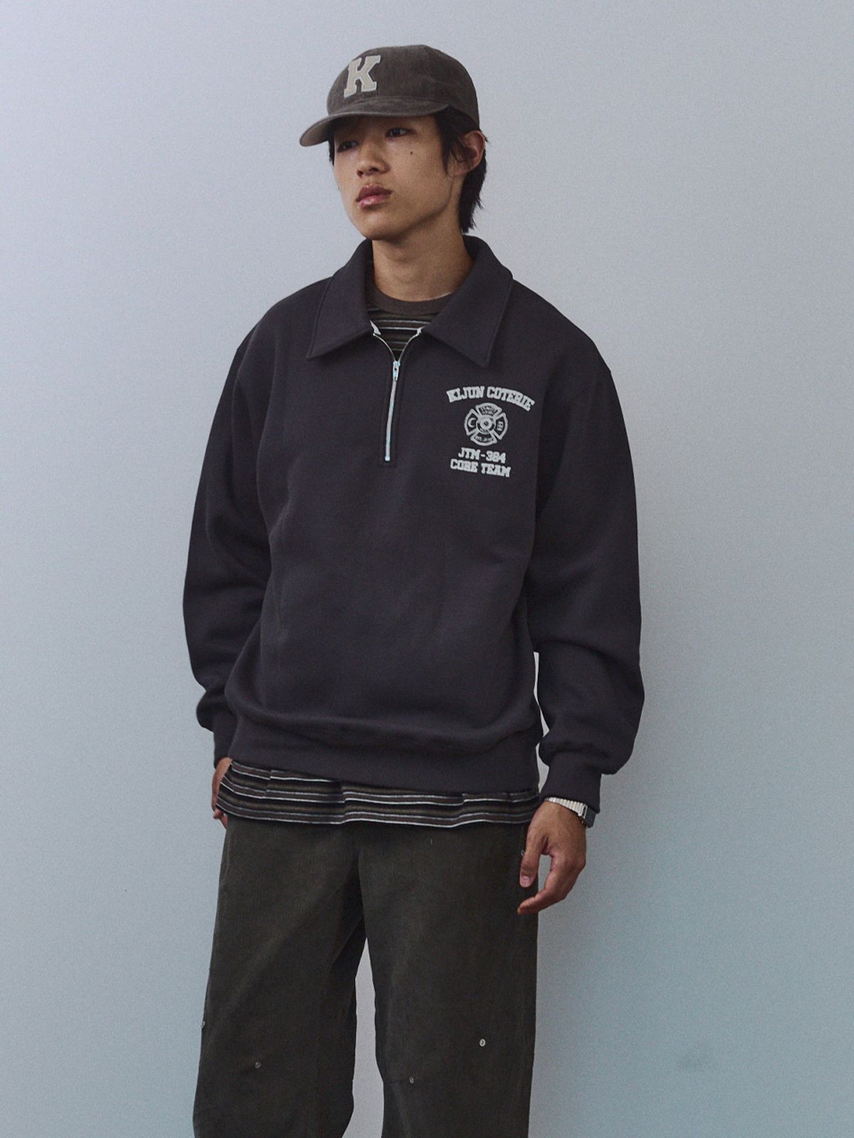 기준 맨(KIJUN MEN) Crest Half Zip-Up Pullover Charcoal