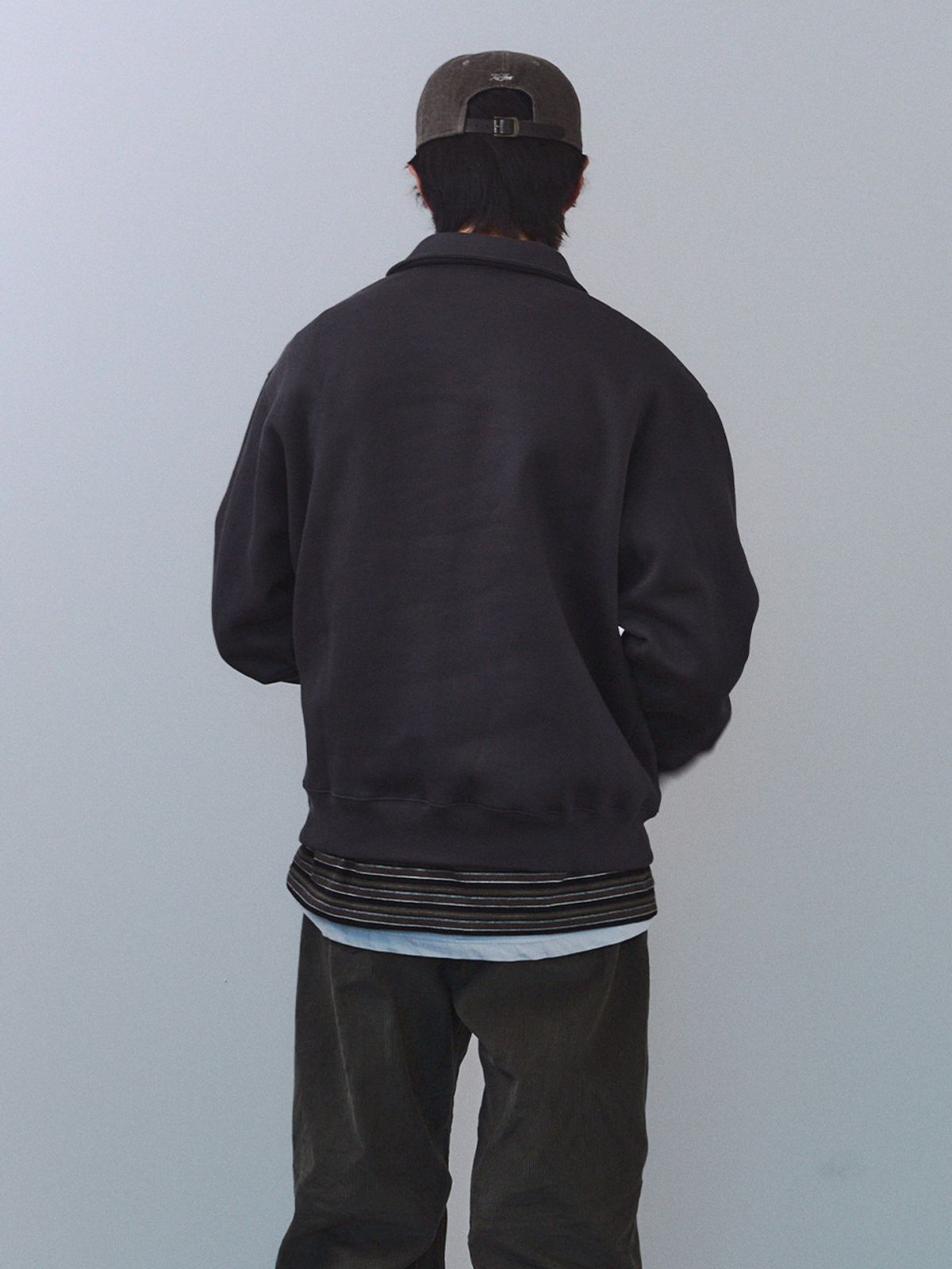 기준 맨(KIJUN MEN) Crest Half Zip-Up Pullover Charcoal