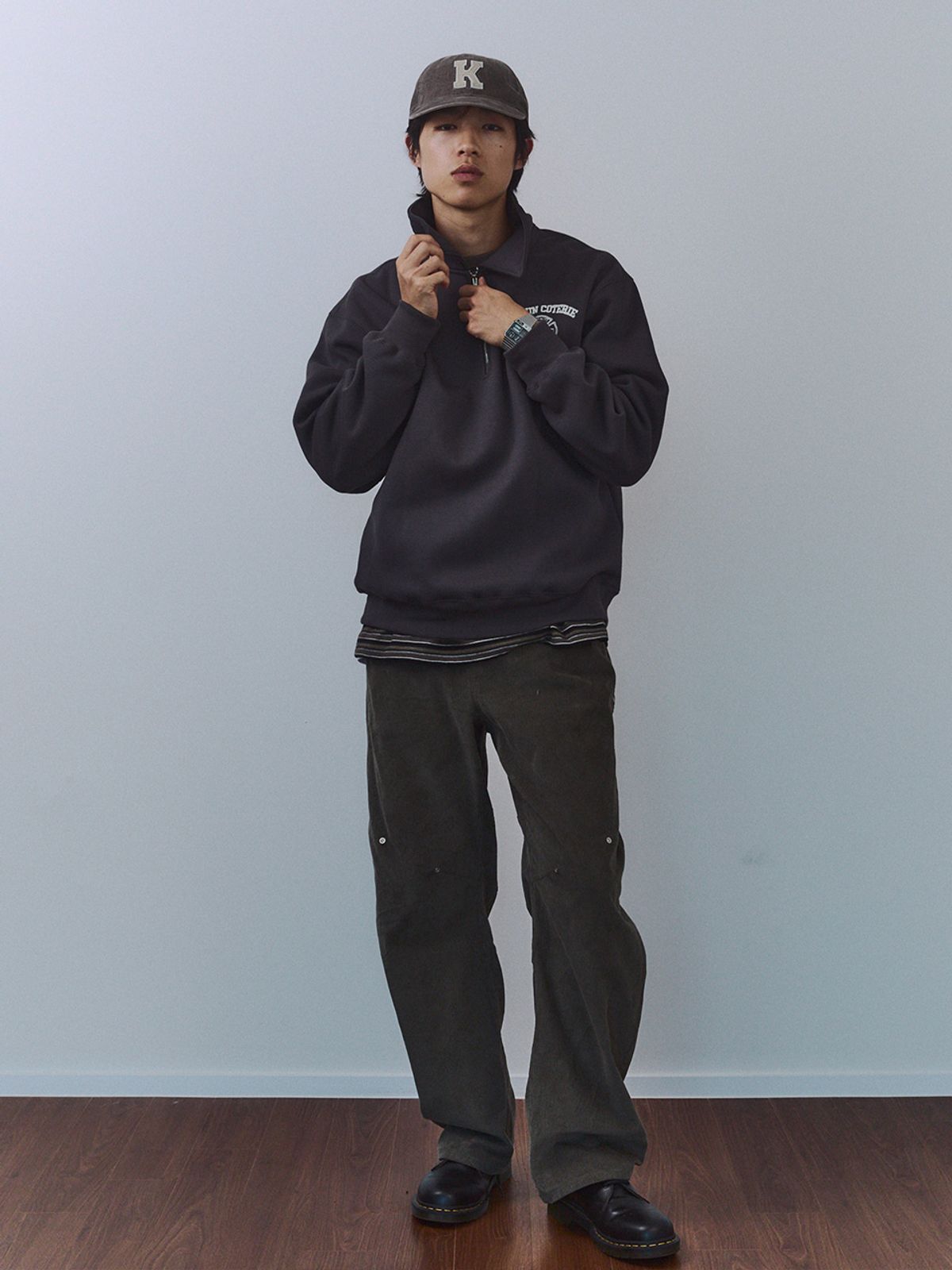 기준 맨(KIJUN MEN) Crest Half Zip-Up Pullover Charcoal