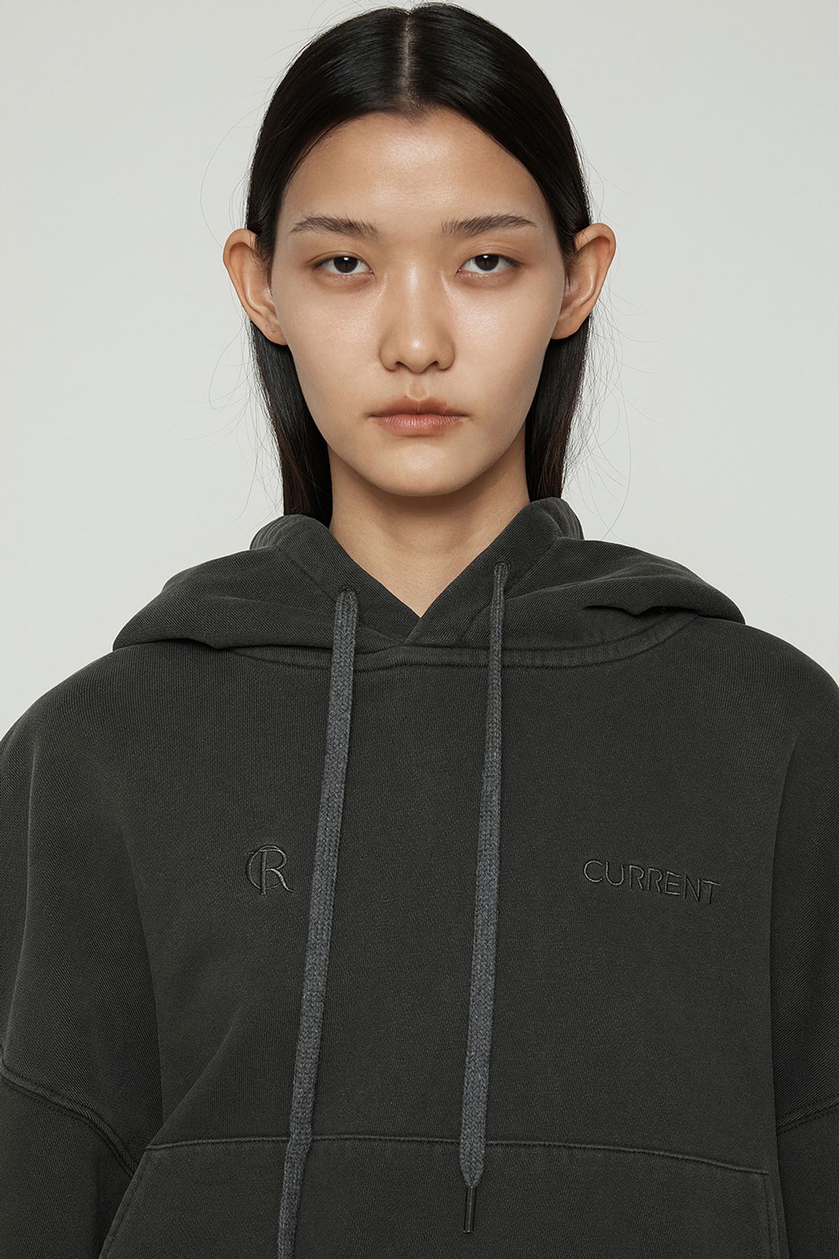 커렌트(CURRENT) 로고 피그먼트 쮸리 후드티 [차콜]