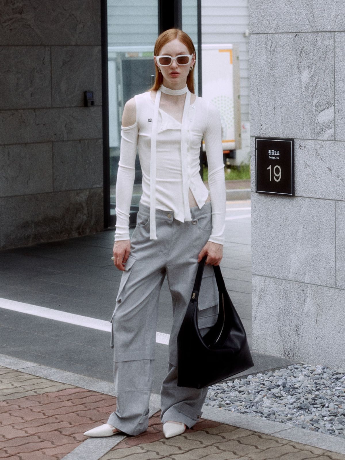 뮤제(MUSEE) VIENNE Unbalanced Cut-Out Detail Knitted Cardigan_Cream Ivory