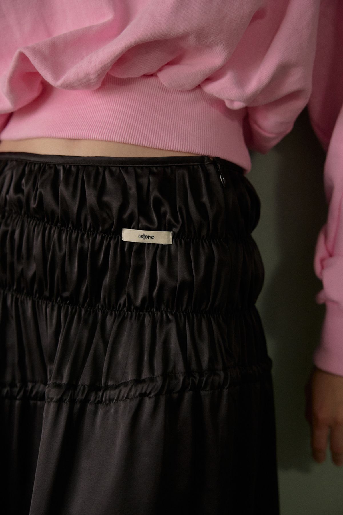 레터리(LETERIE) LR SHIRRING MIDI SKIRT_BLACK