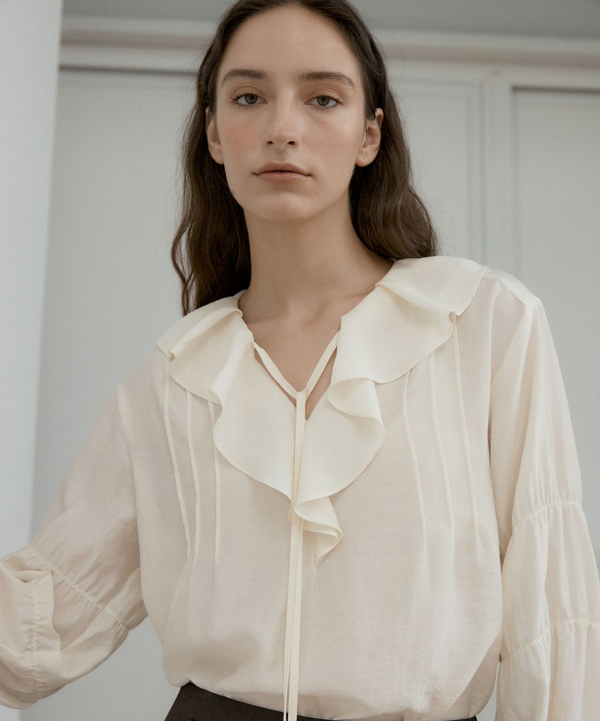 오떼뜨(OCTETTE) SHIMMER RUFFLE BLOUSE_2COLOR
