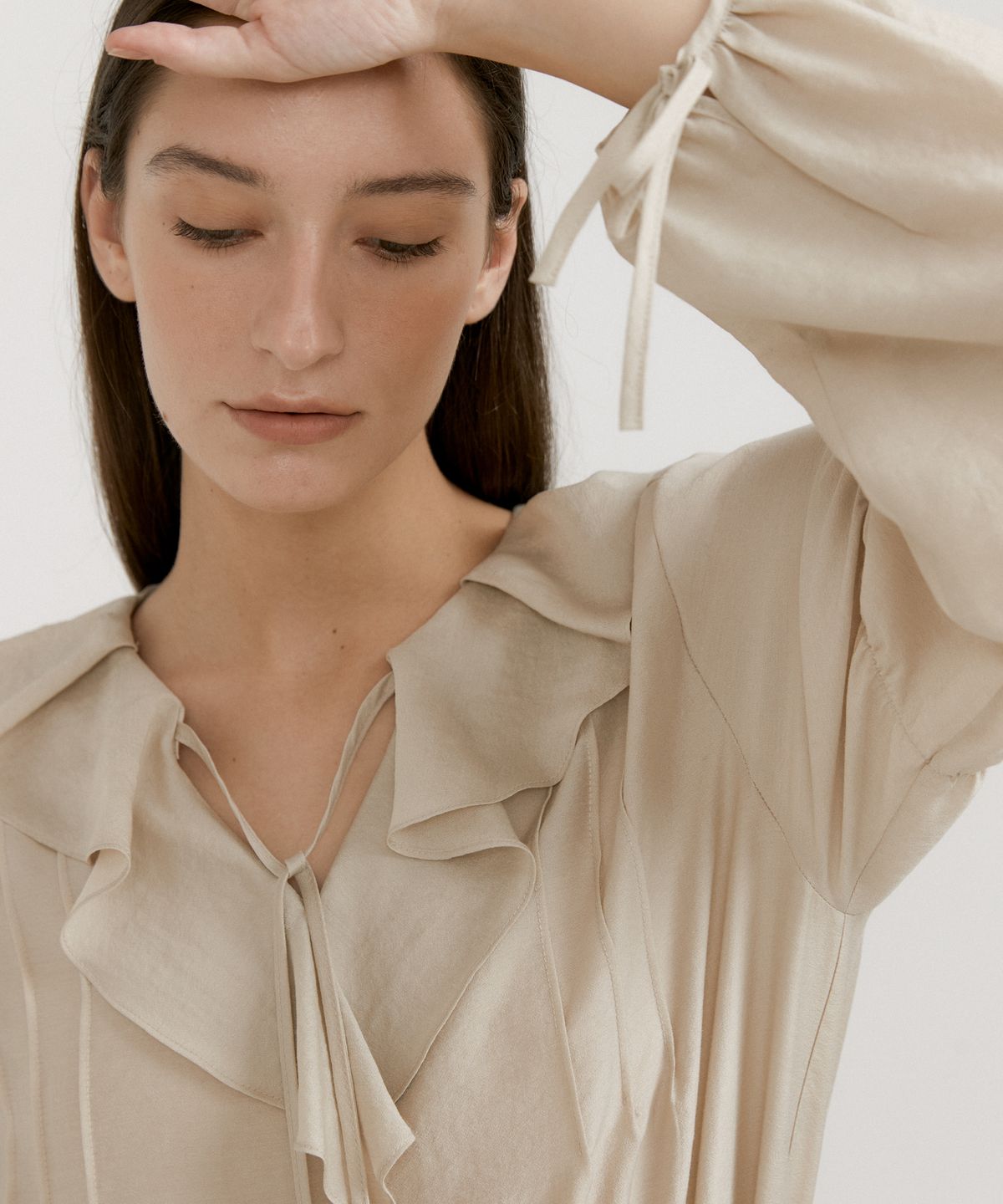 오떼뜨(OCTETTE) SHIMMER RUFFLE BLOUSE_2COLOR