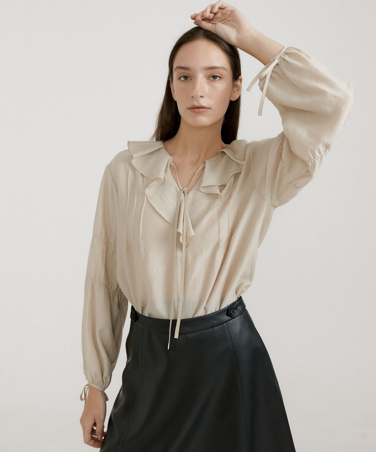 오떼뜨(OCTETTE) SHIMMER RUFFLE BLOUSE_2COLOR