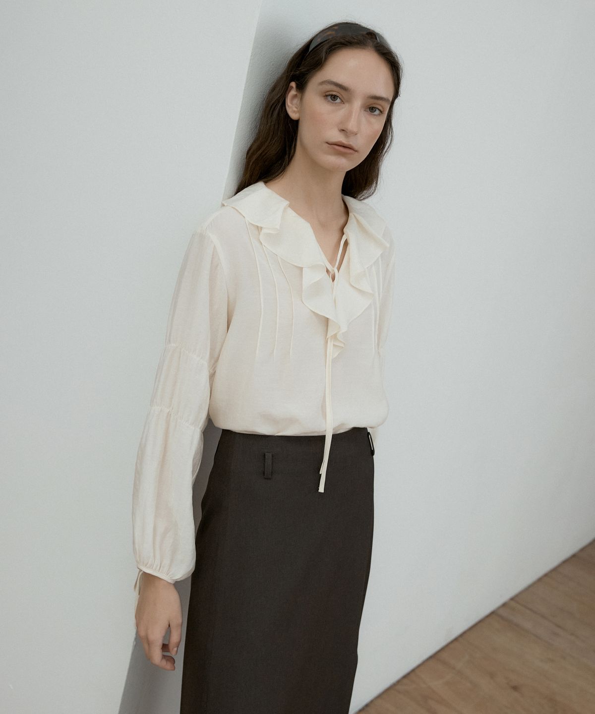 오떼뜨(OCTETTE) SHIMMER RUFFLE BLOUSE_2COLOR